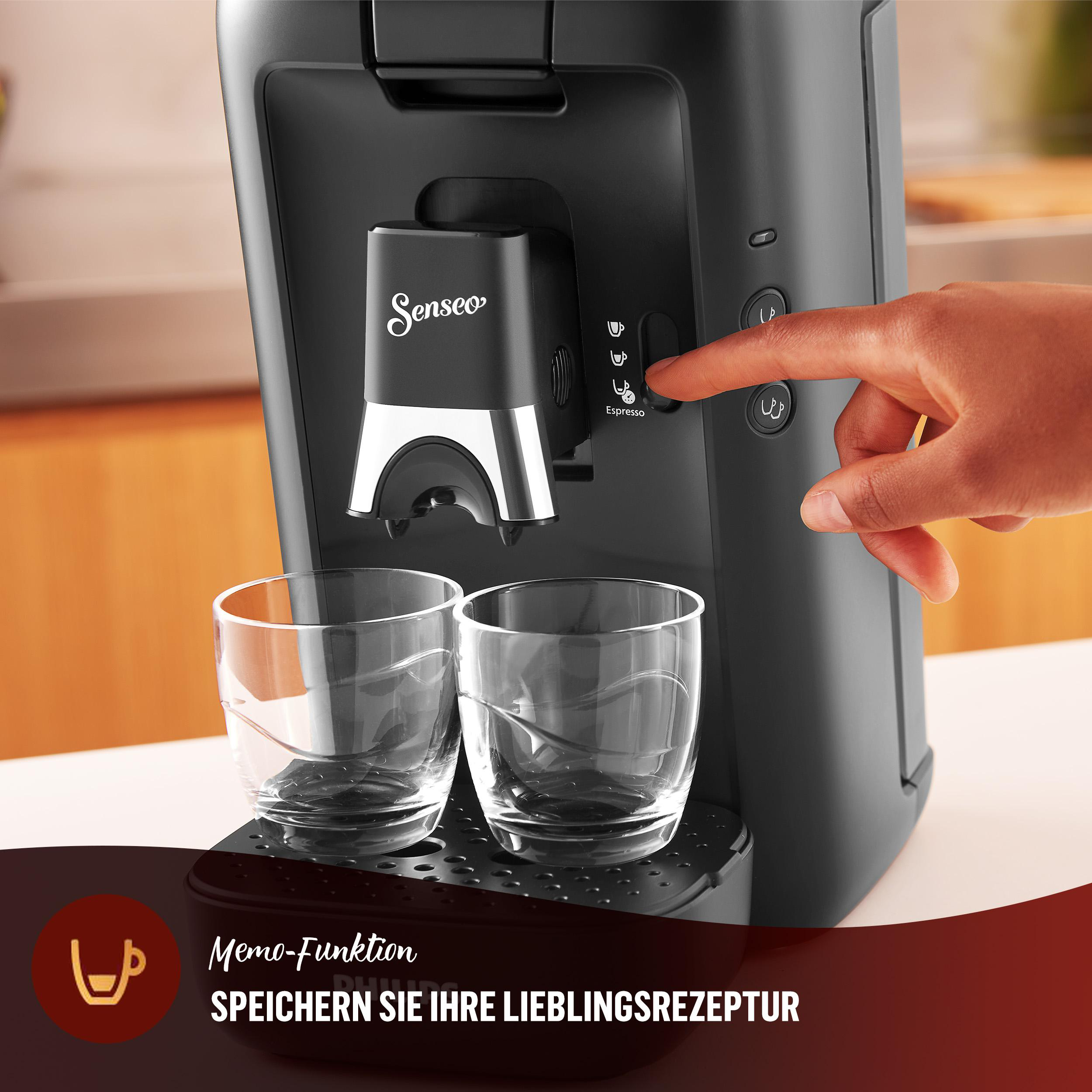 Die Hand einer Person drückt eine Espressotaste an einer Kaffeemaschine.