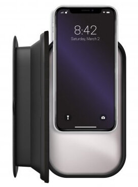 Smartfon w srebrnym uchwycie z czarną ramką, po lewej czarny głośnik.