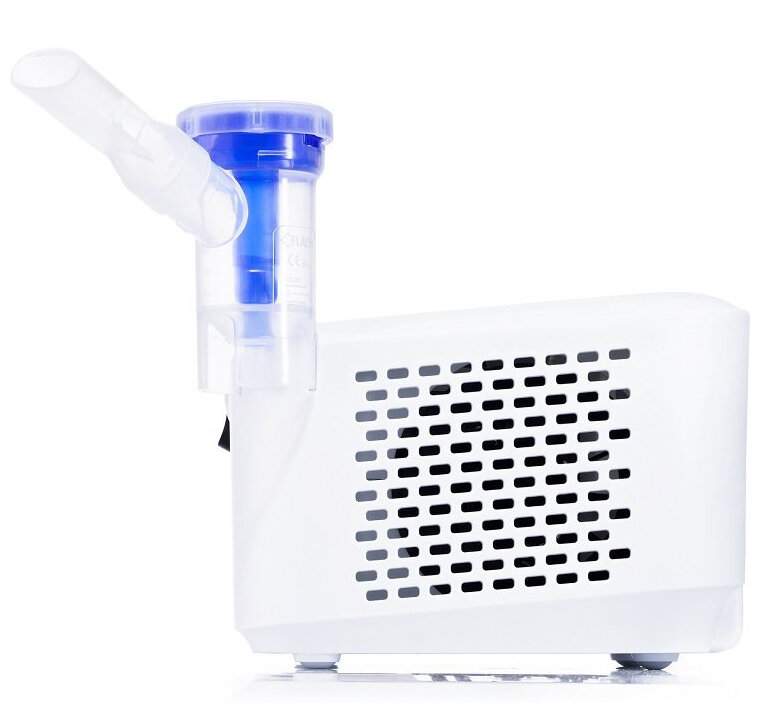 Biały nebulizator z niebieskim ustnikiem i przezroczystym pojemnikiem. Białe tło.