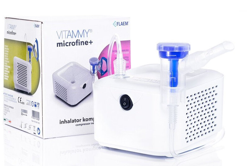 Biały nebulizator z pudełkiem. Nebulizator ma maskę i podłączoną rurkę.