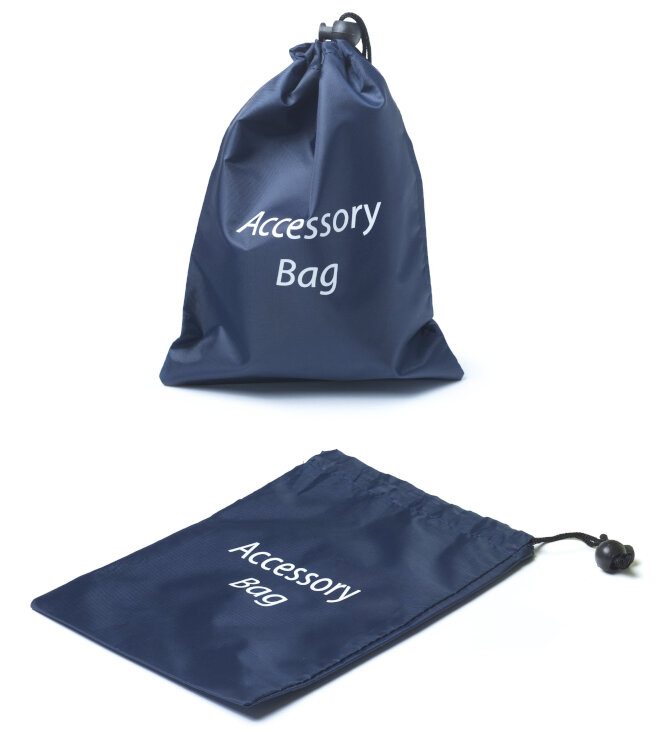 Dwie granatowe torby ze sznurkiem z napisem 'Accessory Bag'.
