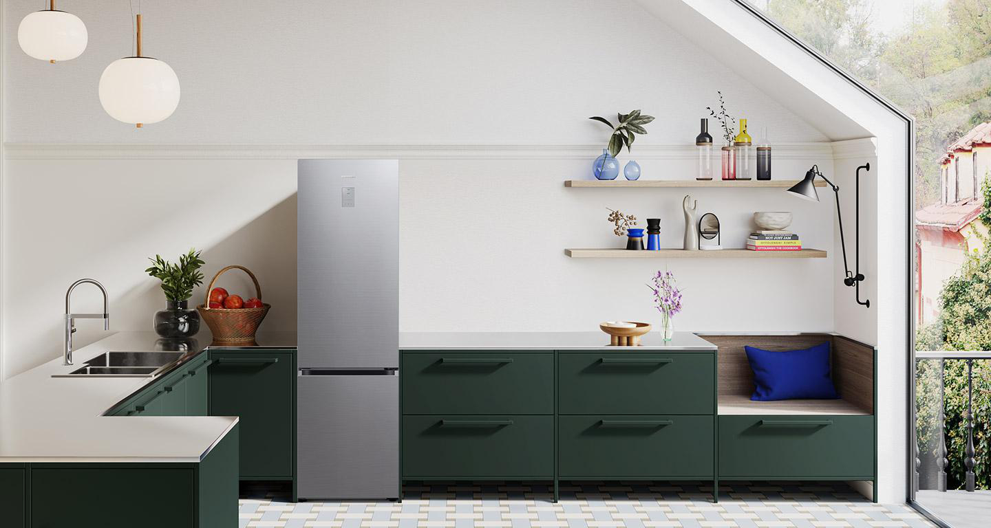 Moderne Küche mit Kühlschrank, Theke und Schränken. Die Küche ist gut beleuchtet.