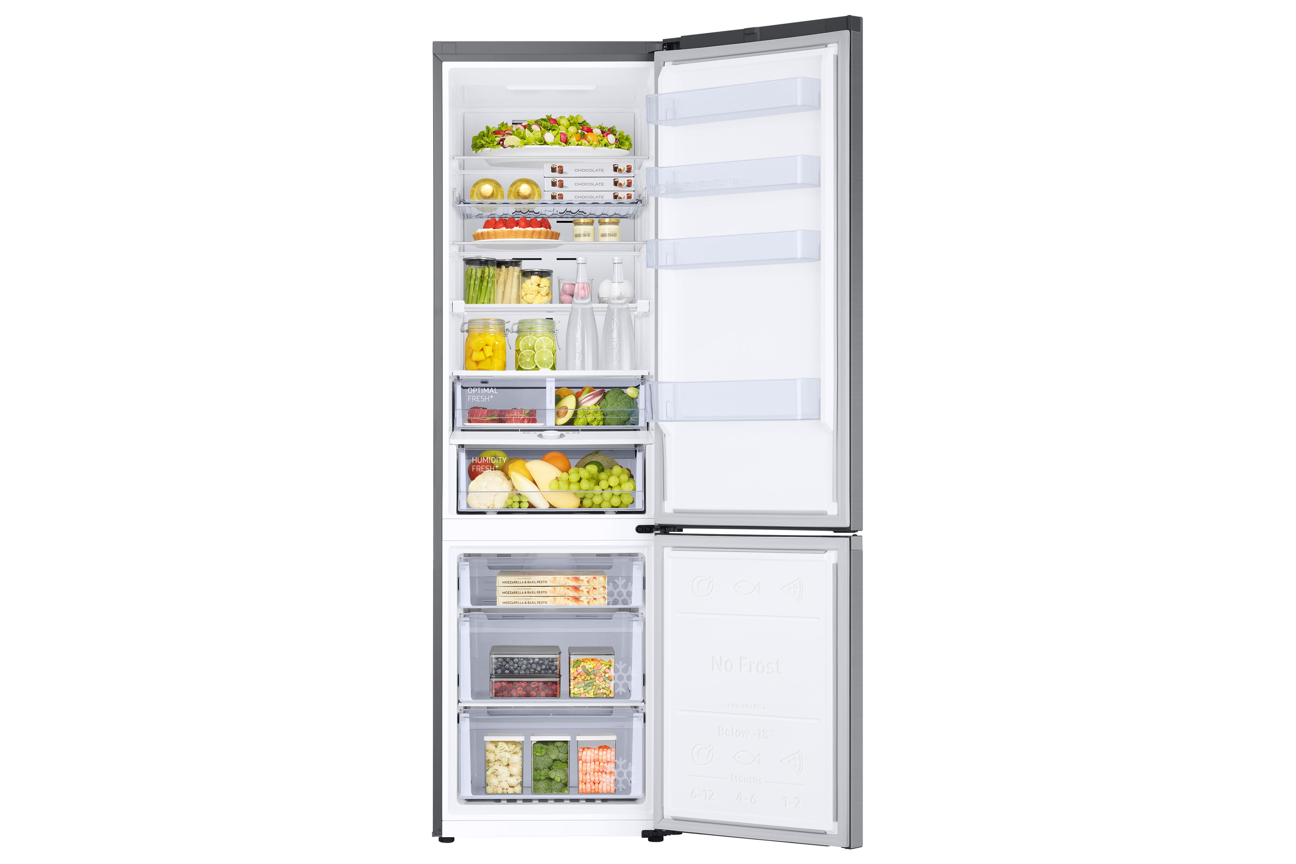 Offener Kühlschrank mit Essen darin. Es hat mehrere Regale und Schubladen mit Lebensmitteln gefüllt.