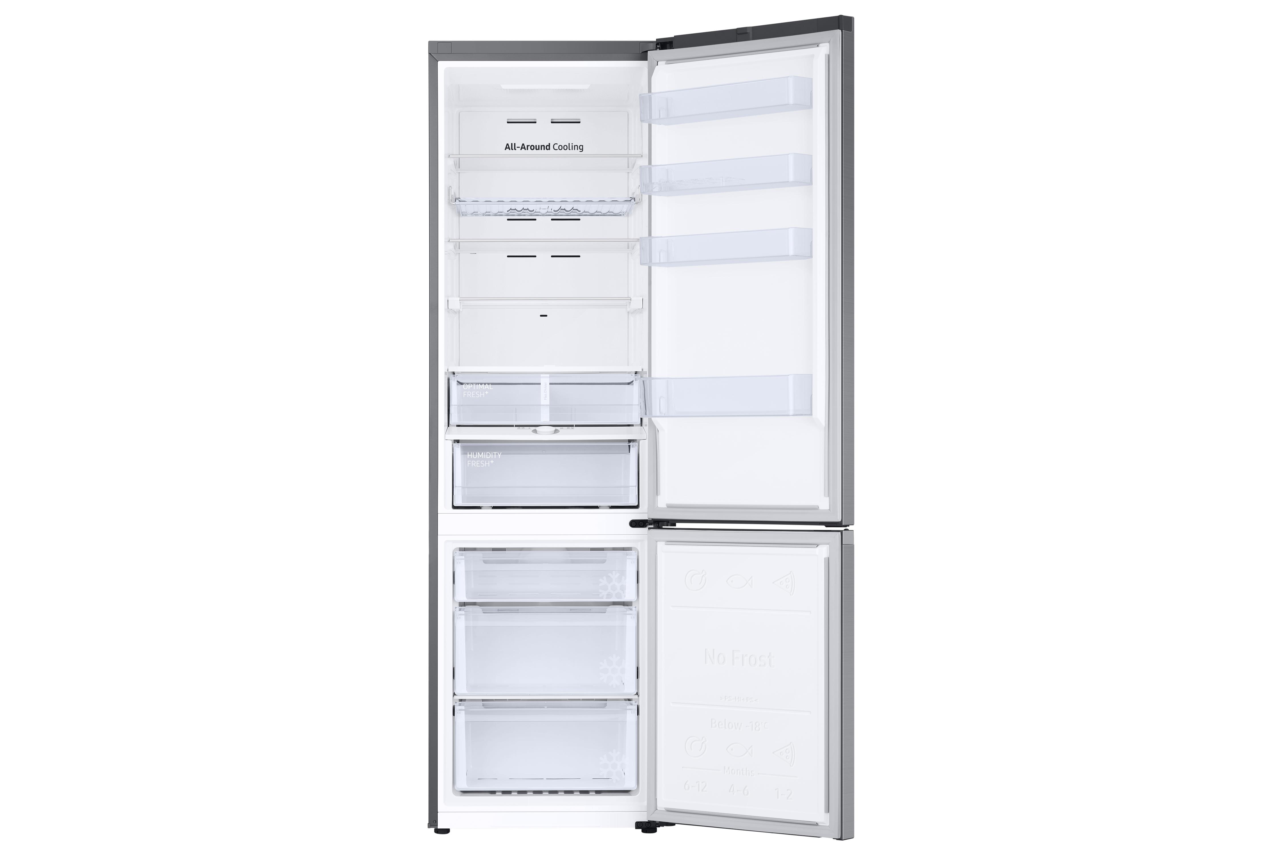 Ein Kühlschrank mit offenen Türen. Der Innenraum zeigt Regale und Schubladen. Er hat eine Edelstahloberfläche.