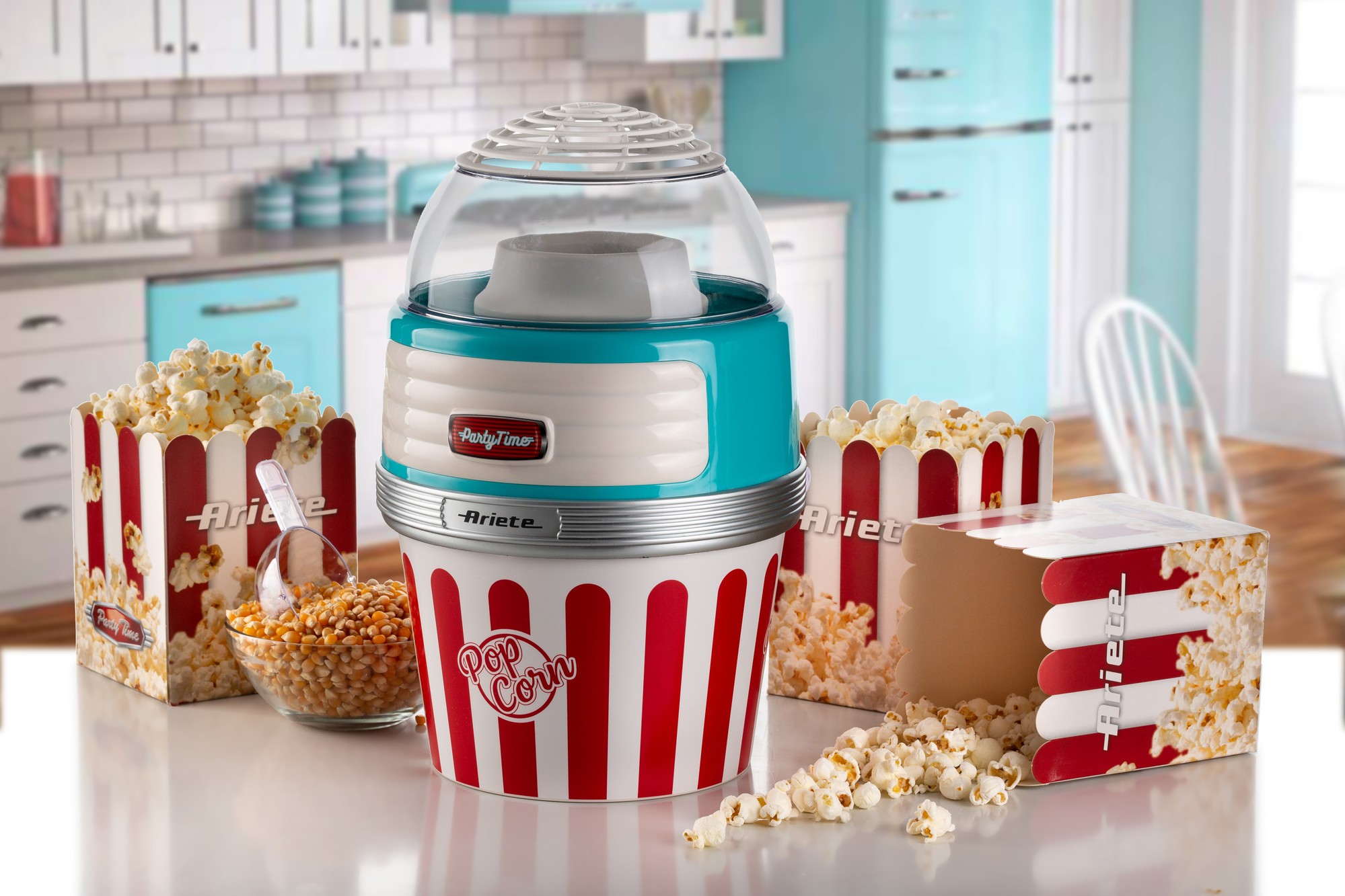 Popcorn gép popcornnal és dobozokkal. Piros-fehér csíkos popcorn dobozok a jelenetben.