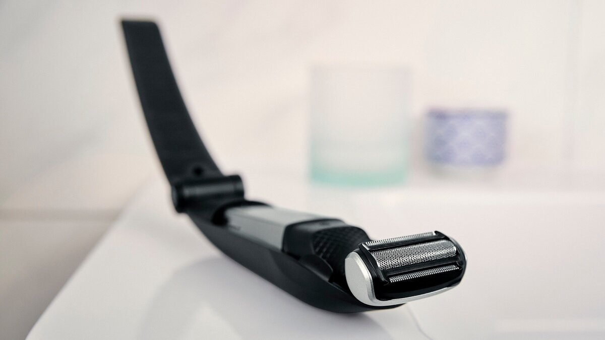 Czarny i srebrny Philips Bodygroom na białej powierzchni, z rozmytym tłem.