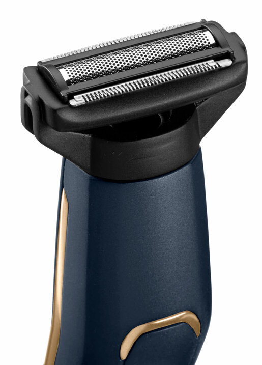 Zbliżenie głowicy czarnej i ciemnoniebieskiej golarki elektrycznej. Widoczna powierzchnia golenia.