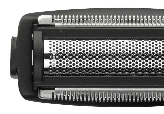 Zbliżenie czarnej głowicy golarki z perforowaną metalową siatką.