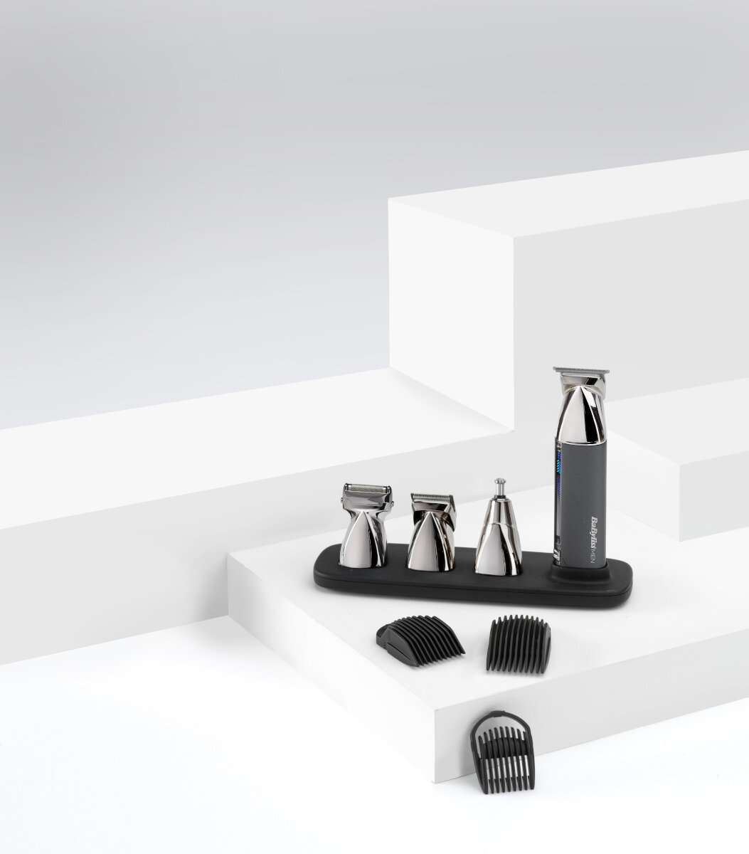 Czarny zestaw do pielęgnacji na białej ekspozycji z wieloma nasadkami.