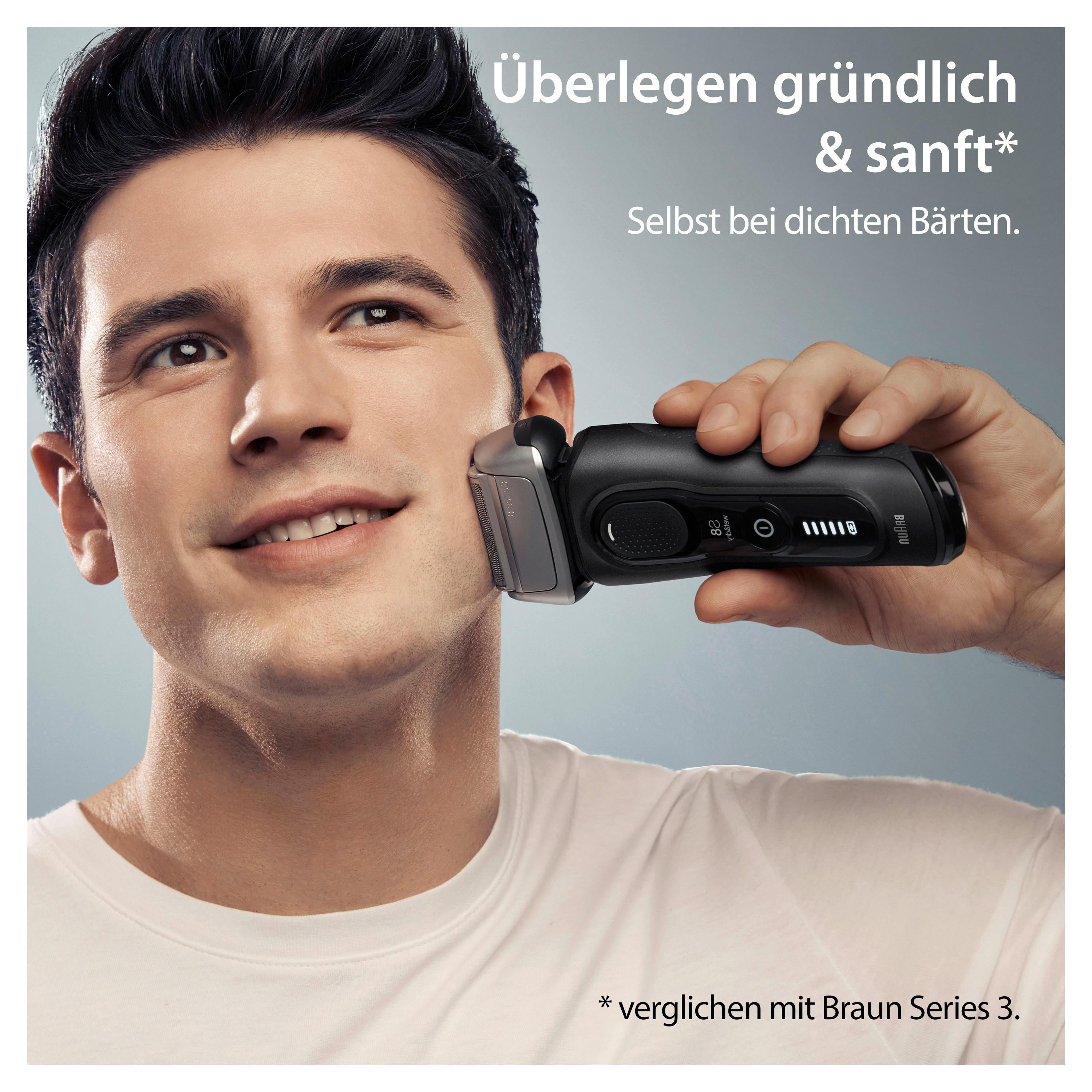 Mann rasiert sich mit schwarzem Elektrorasierer. Text: Überlegen gründlich & sanft*, Braun.