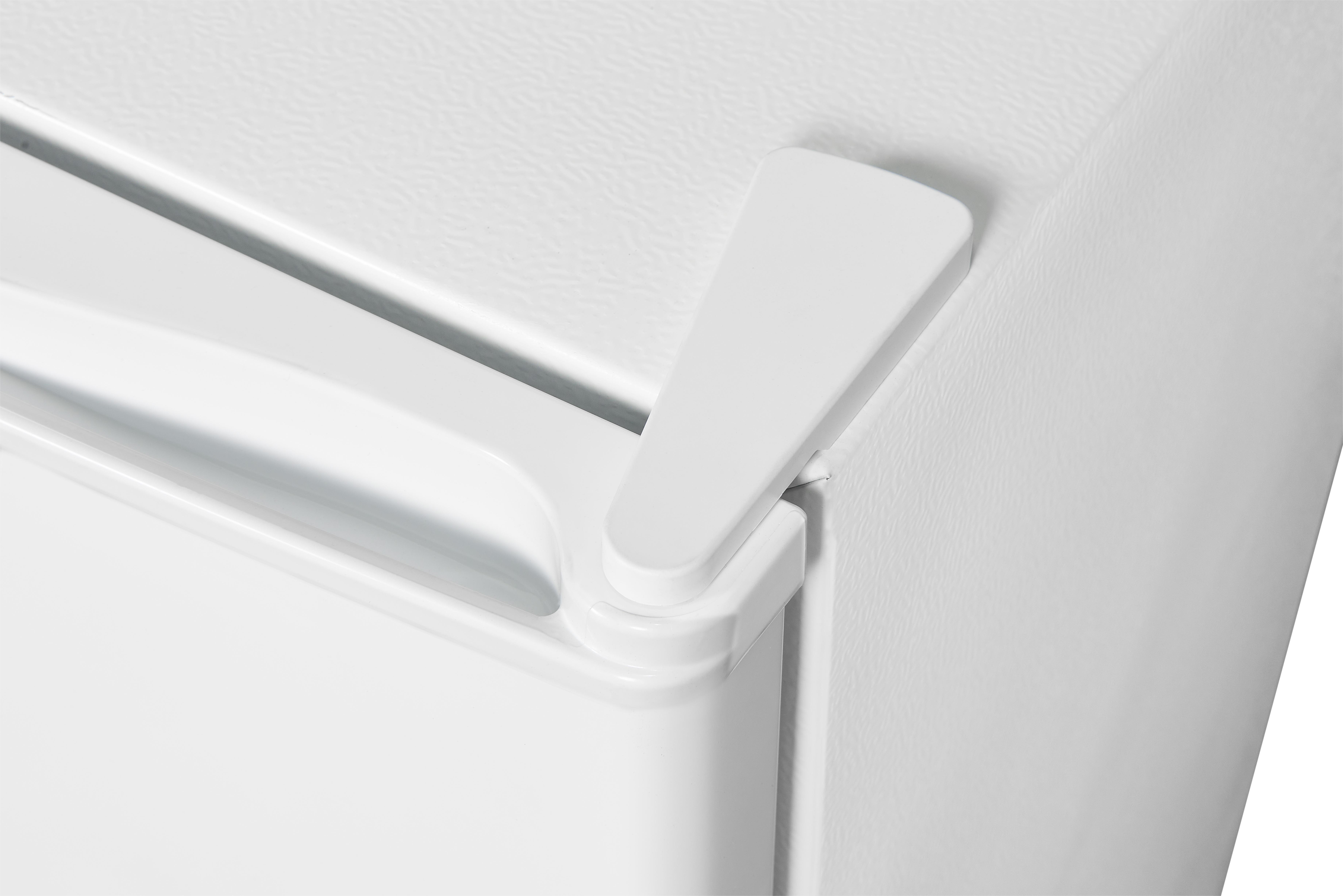 Nahaufnahme einer weißen Kühlschranktür mit Griff, zeigt Designdetails.