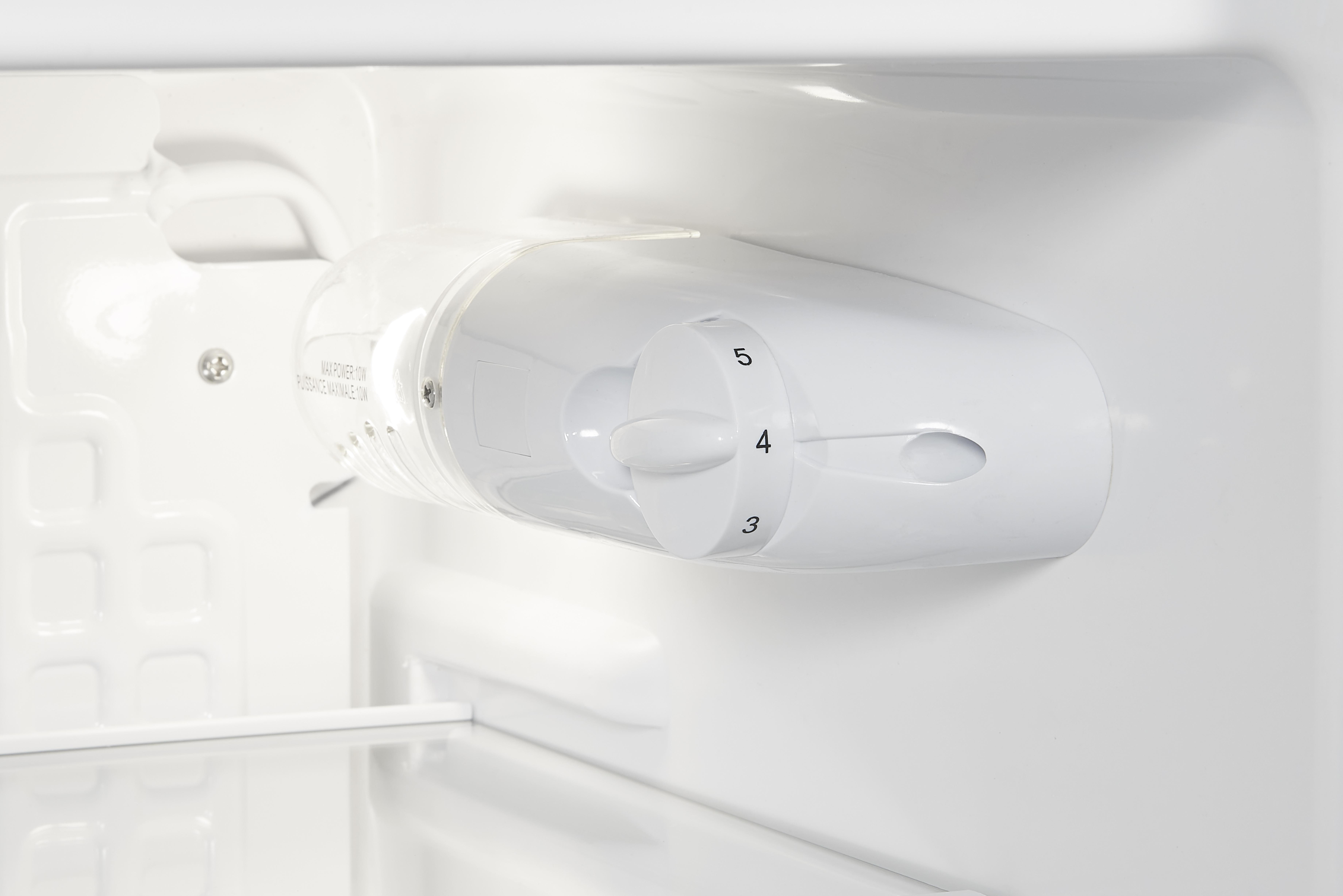 Weißes Kühlschrank-Bedienfeld mit einem nummerierten Drehregler.