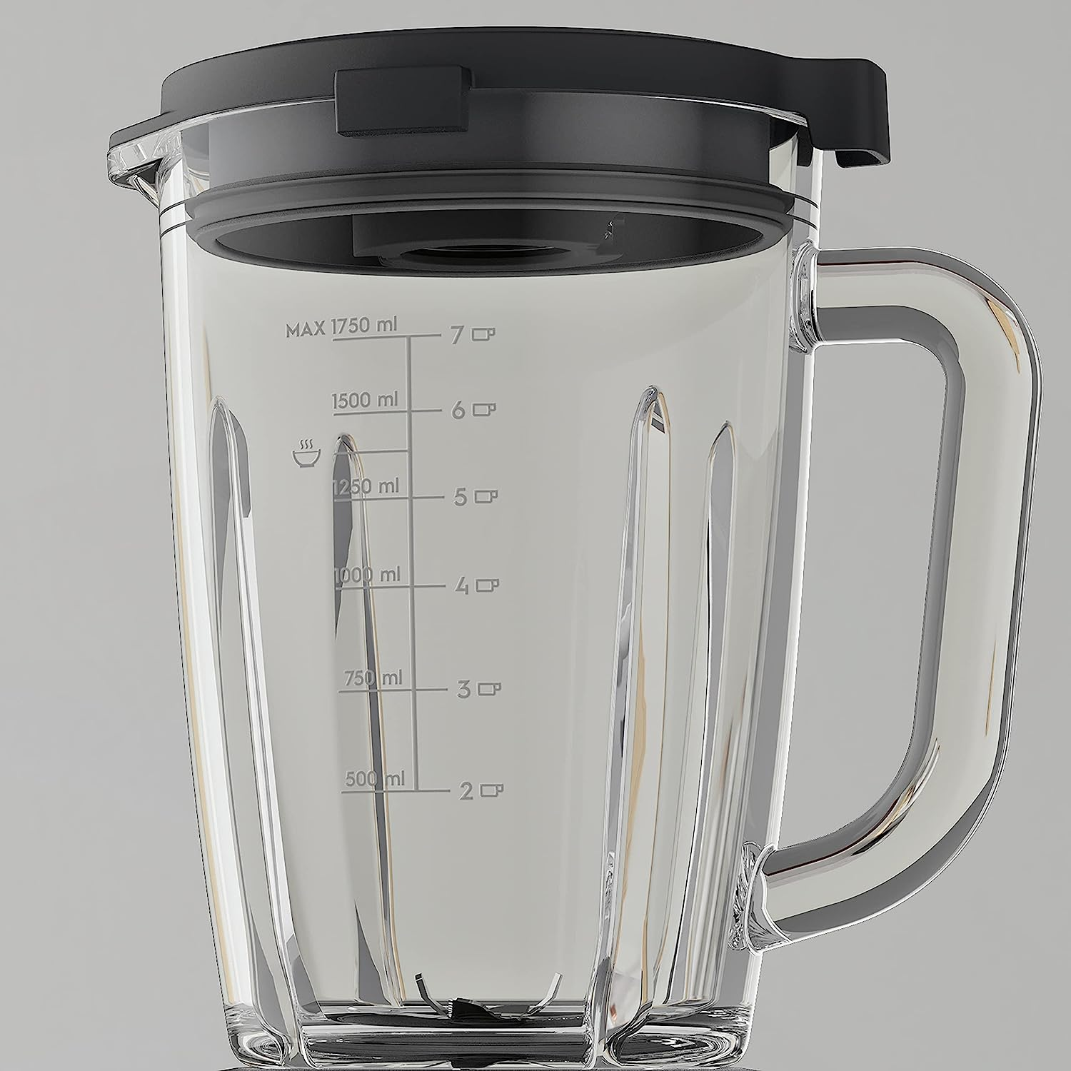 Yanında ölçümleri ve bir sapı olan şeffaf bir blender sürahisi.