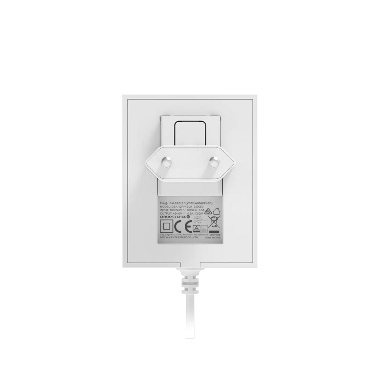 Adaptateur enfichable blanc avec écriture, fond blanc.