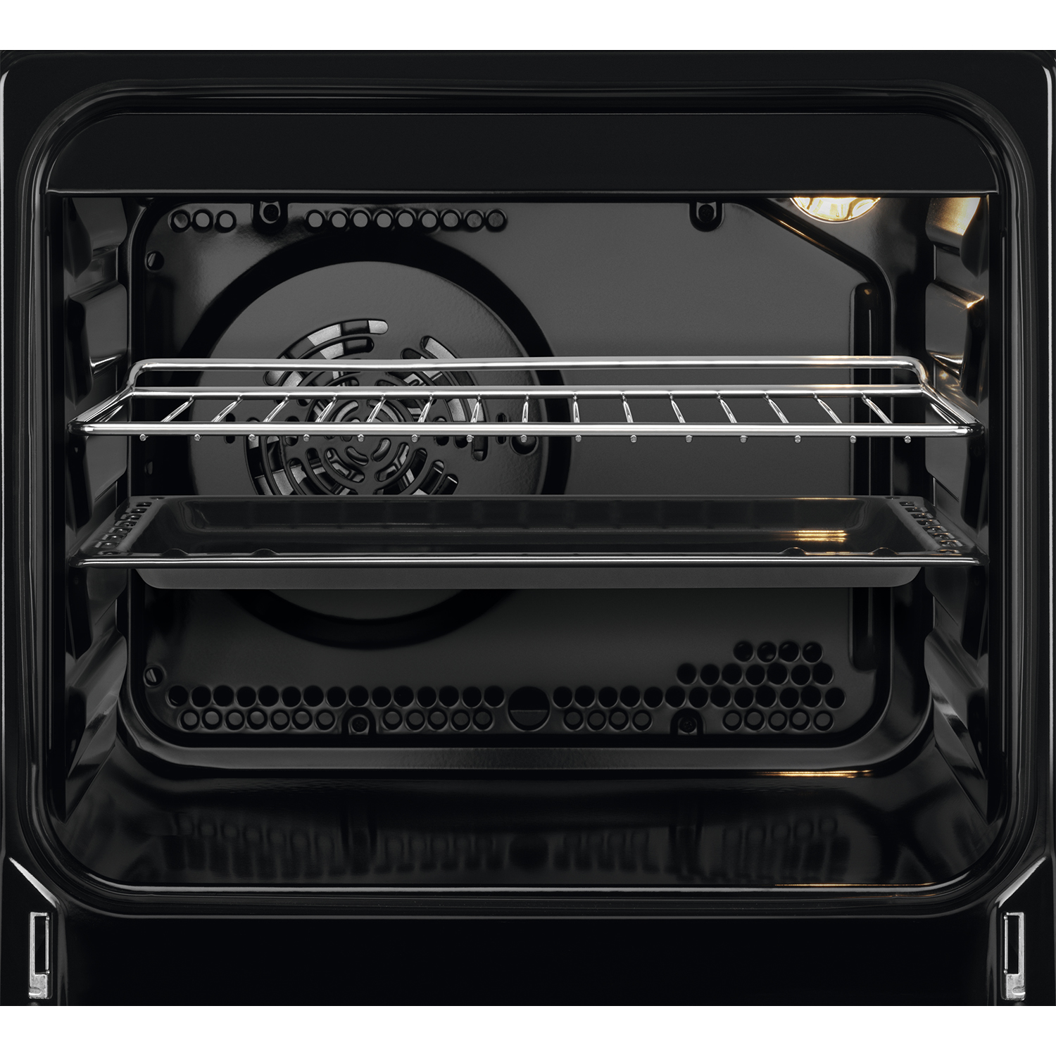 L'interno di un forno nero che mostra ripiani e una ventola, illuminata da una luce.