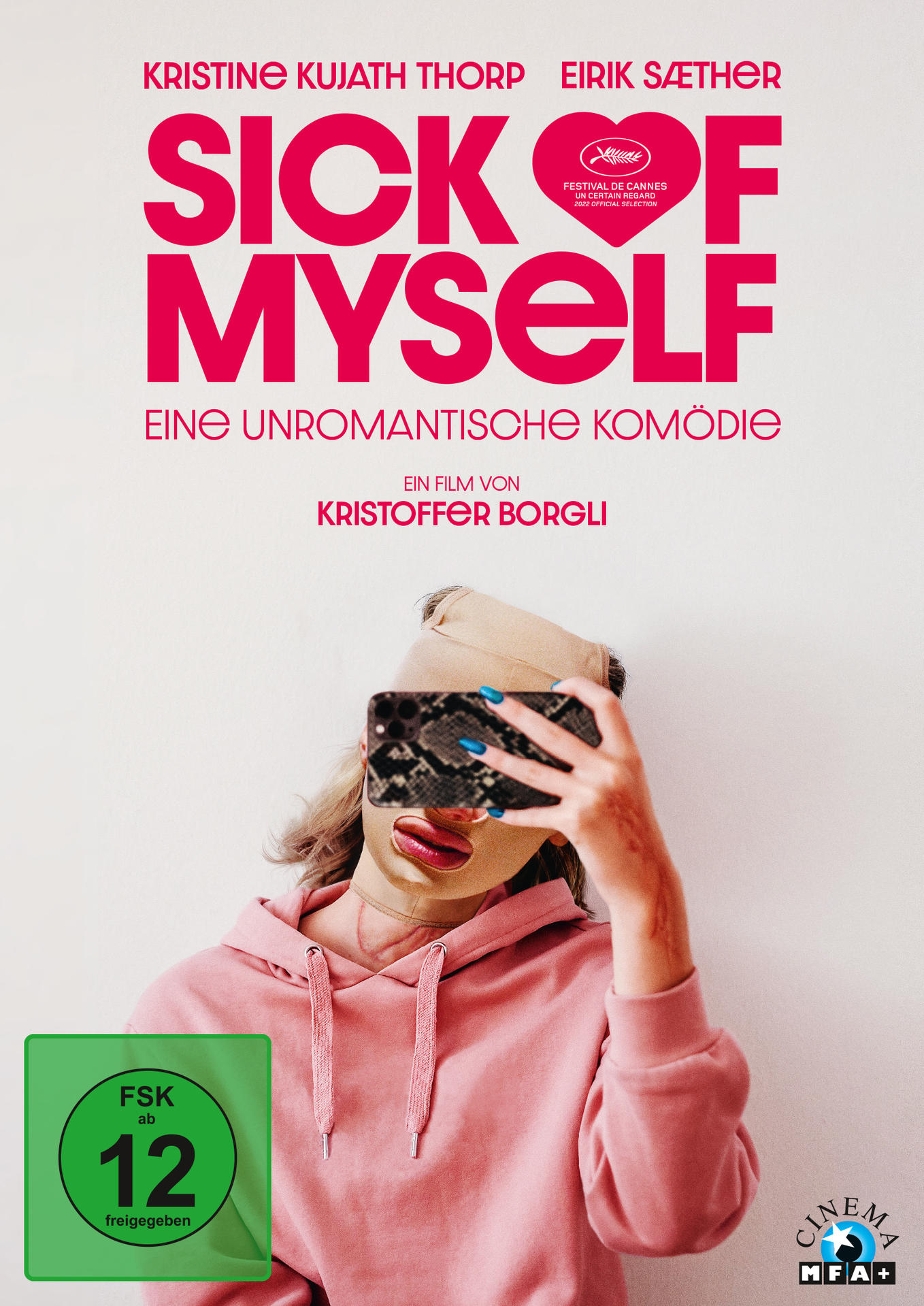 Filmposter: SICK OF MYSELF. Eine Frau mit Gesichtsmaske hält ein Telefon. Rosa Hintergrund.