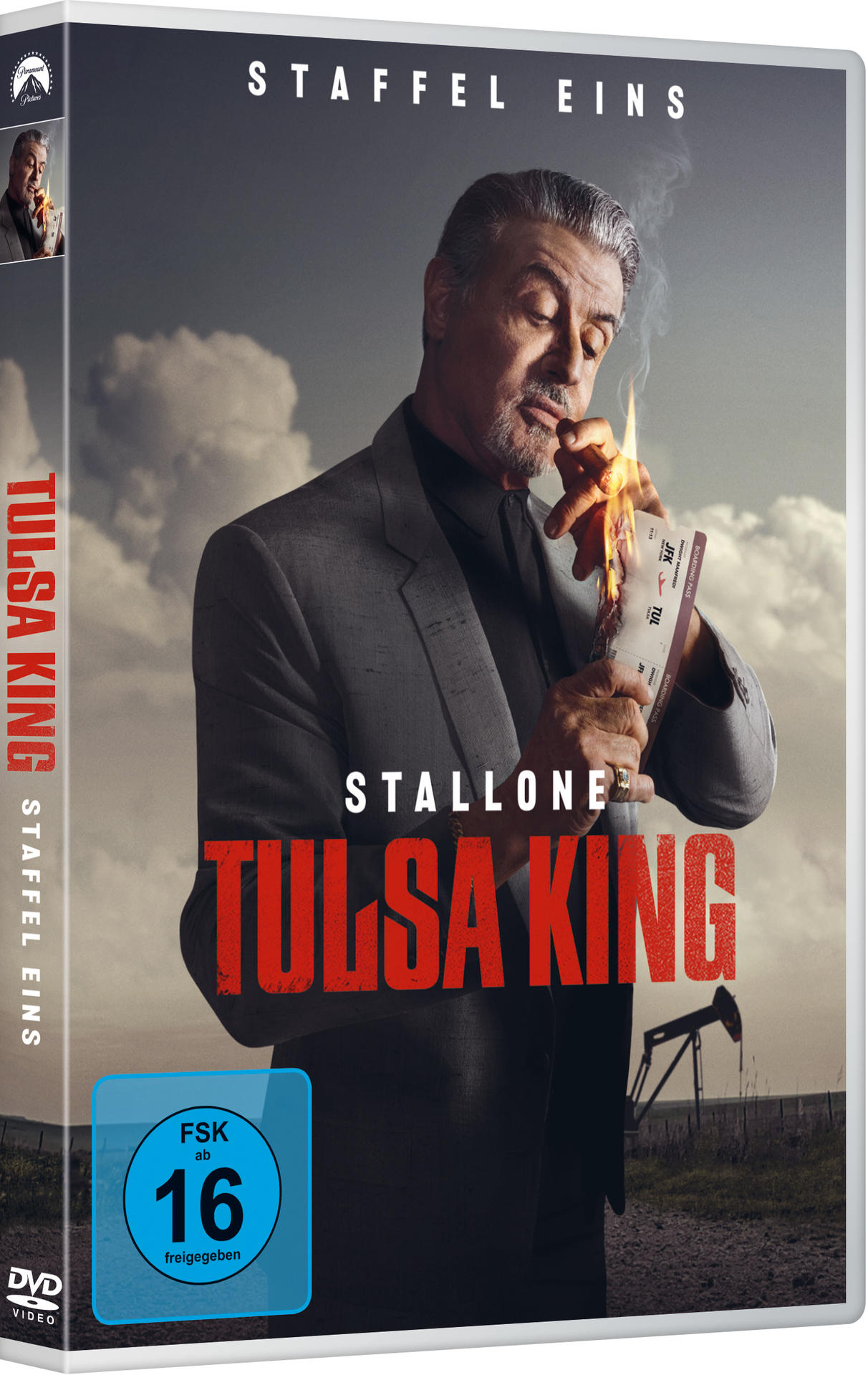 DVD-Cover des Films 'Tulsa King' mit Sylvester Stallone. Er hält ein brennendes Ticket. Ölbohrtürme im Hintergrund.