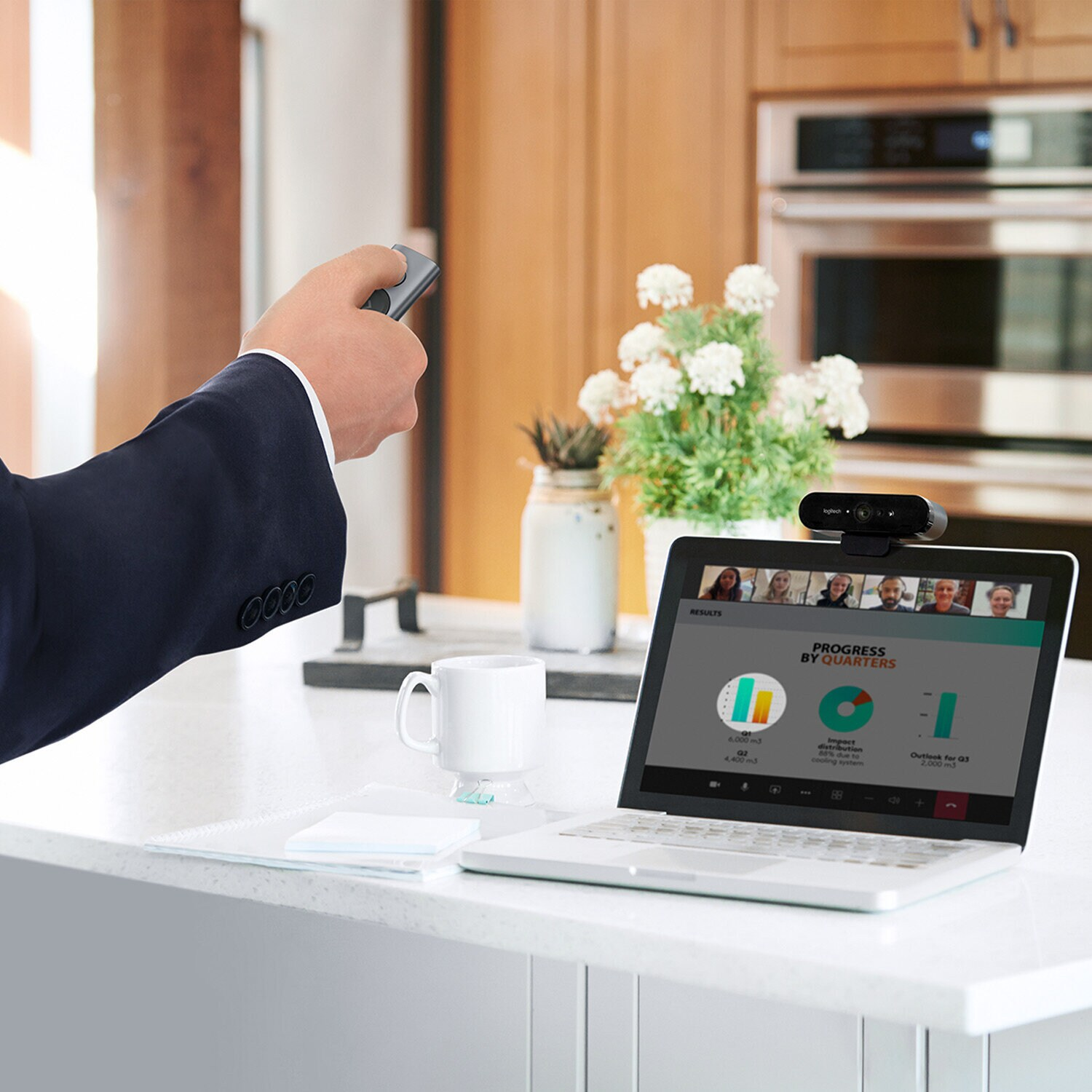 Niebieska karta microSD z białym tekstem.