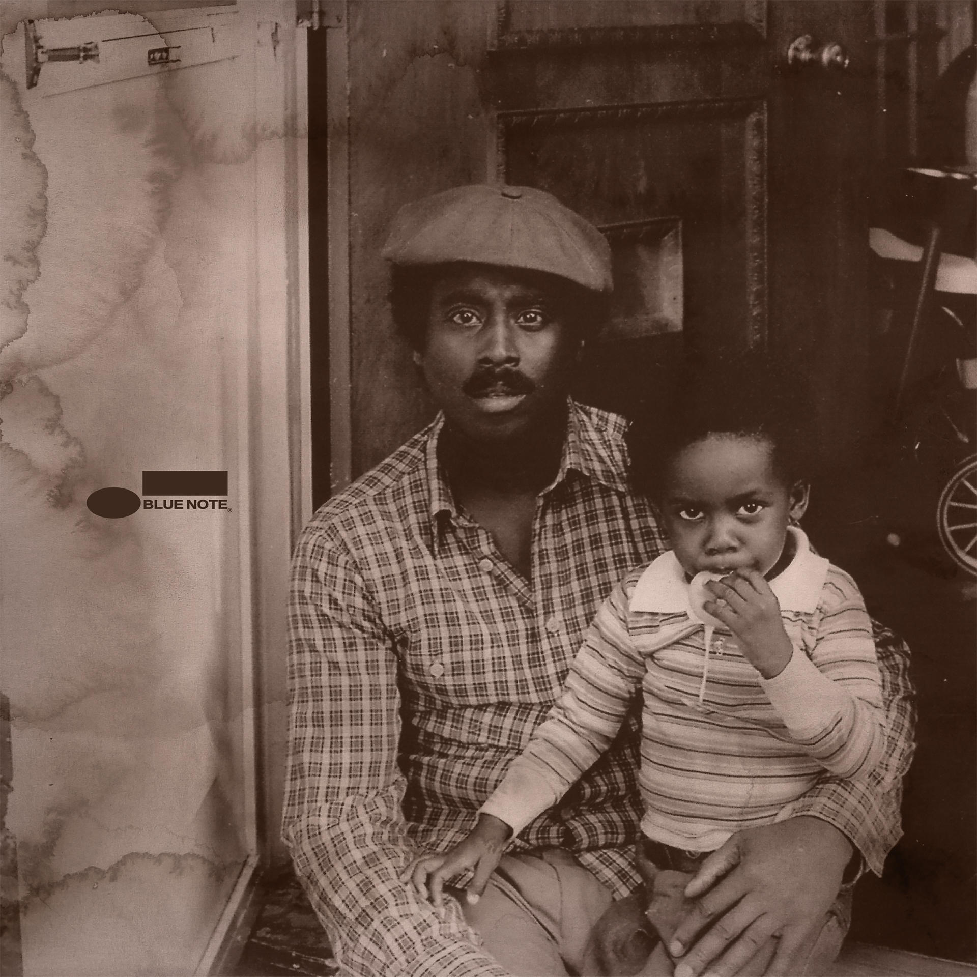 Vintage Foto von Vater und Kind. Vater im karierten Hemd, Kind mit gestreiftem Hemd.