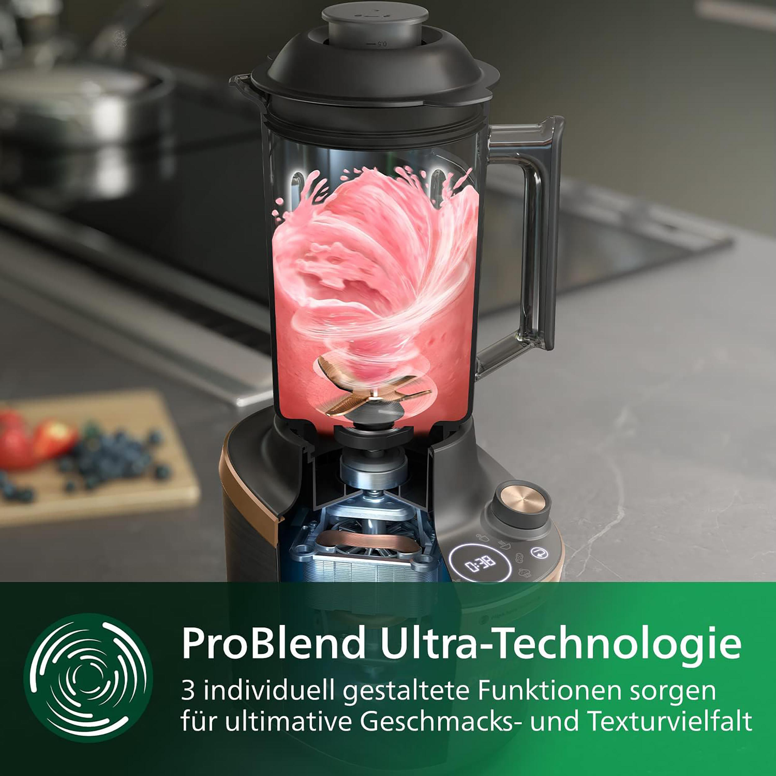 Mixer mit rosa Flüssigkeit, die gemischt wird, mit einem Holzschneidebrett und Blaubeeren im Hintergrund.