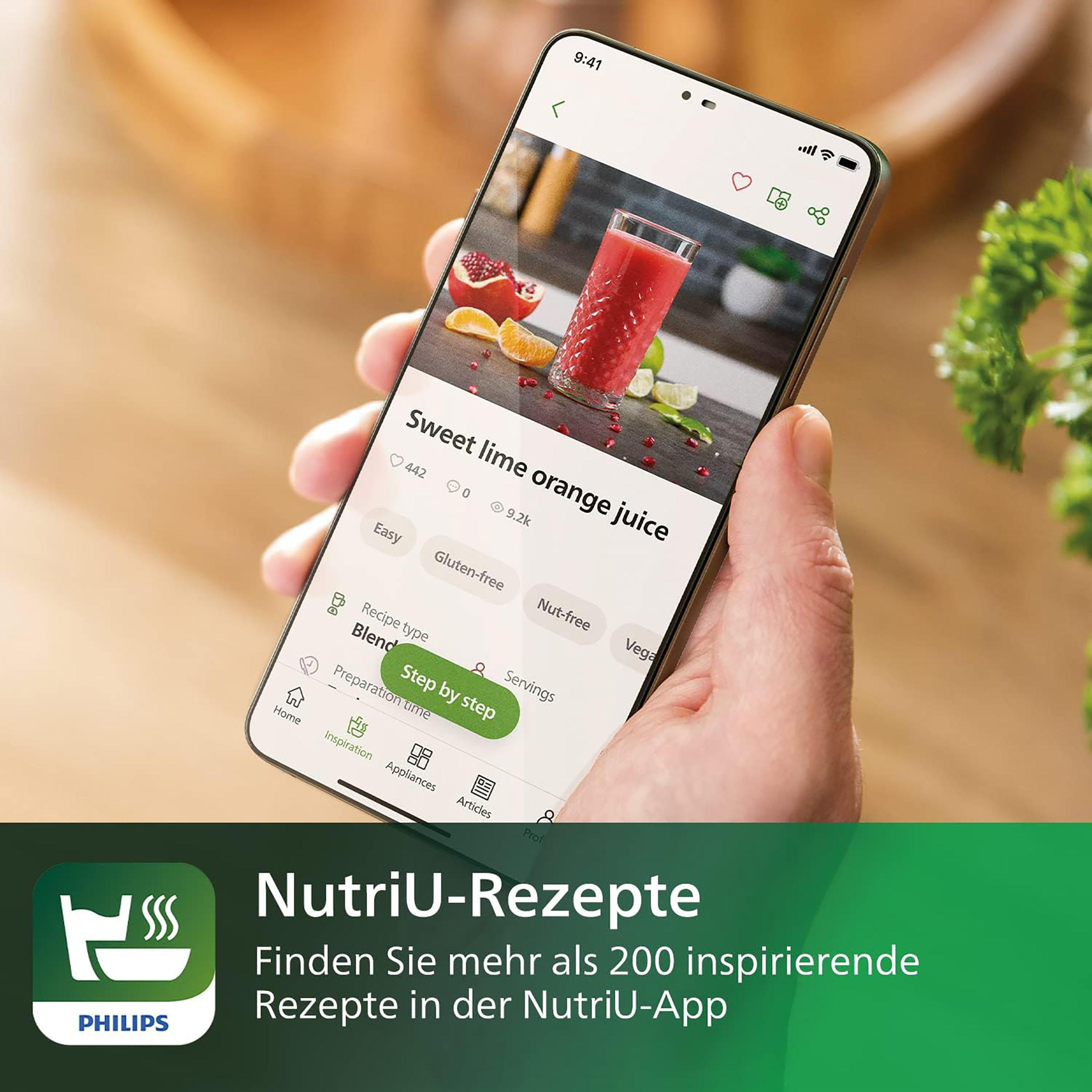 Ein Telefon zeigt ein Smoothie-Rezept mit einem orangefarbenen und roten Saft und Text.