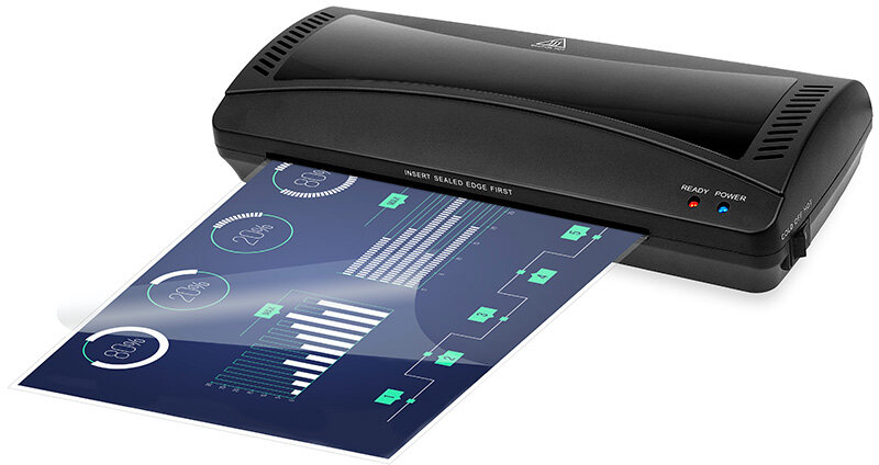 Czarna laminarka z przechodzącym przez nią arkuszem papieru.