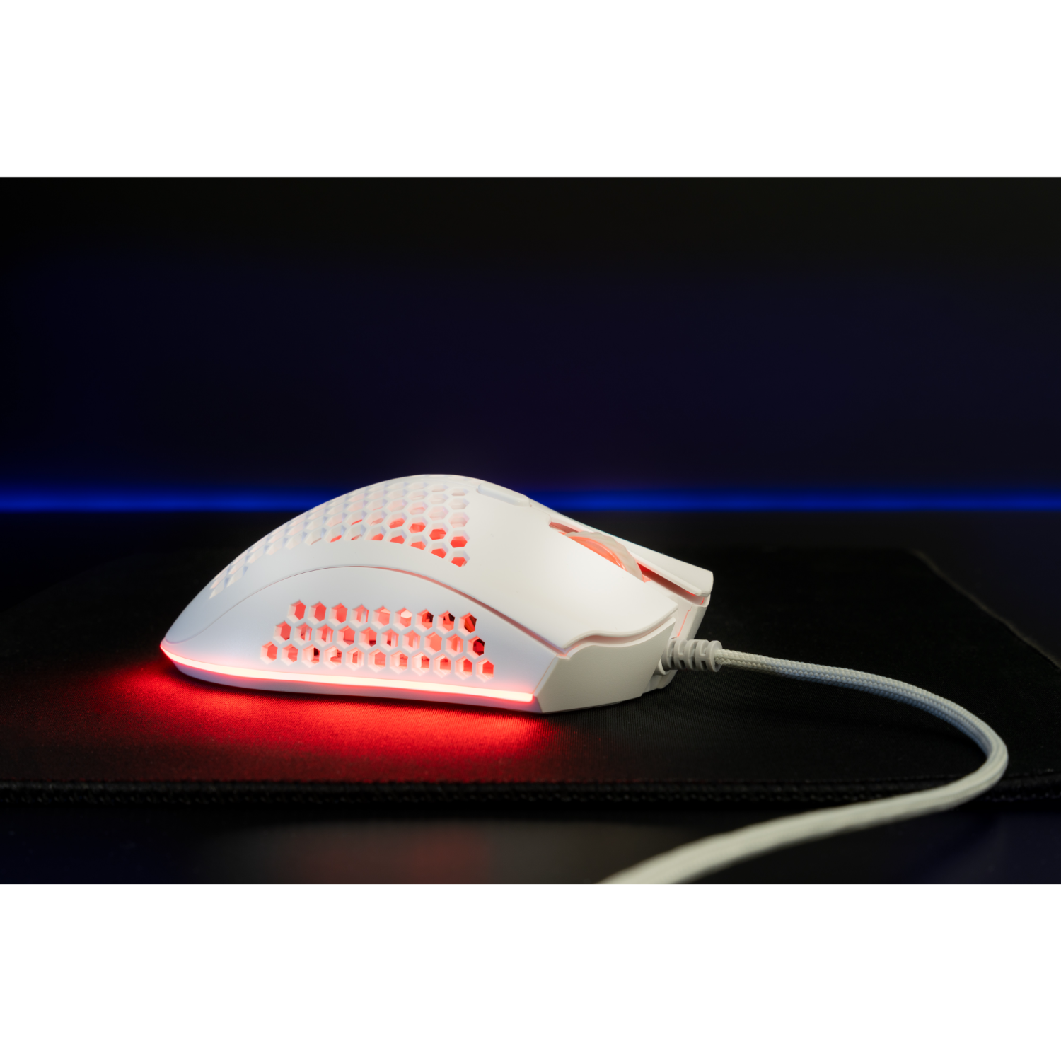 Een witte muis met rood licht en een zwart muismatje met een blauwe en zwarte achtergrond.
