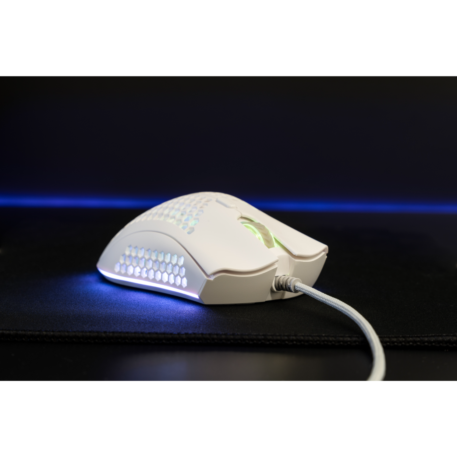 Een witte gamingmuis met een zeshoekig ontwerp.