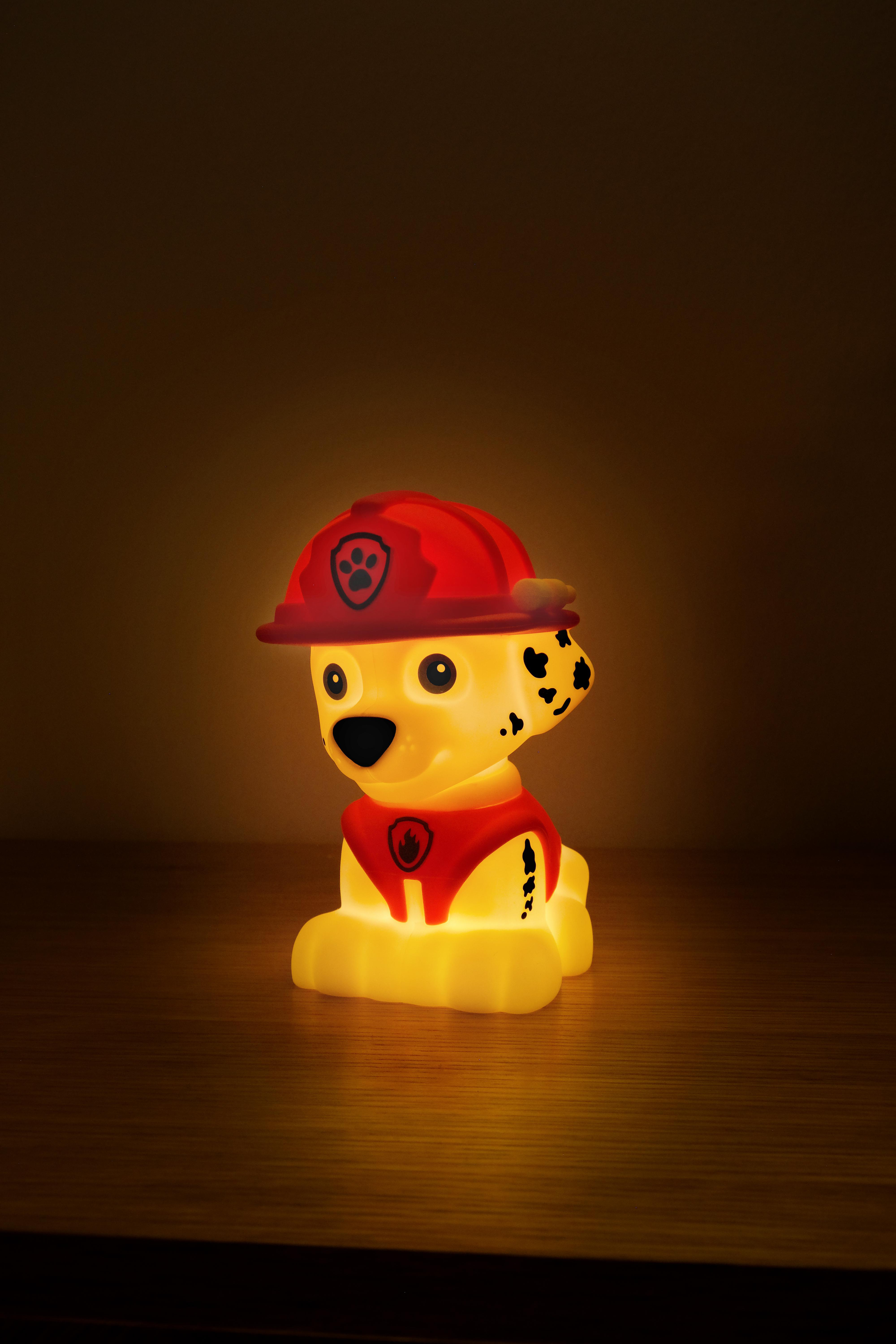Eine beleuchtete Paw Patrol Marshall Figur vor braunem Hintergrund.