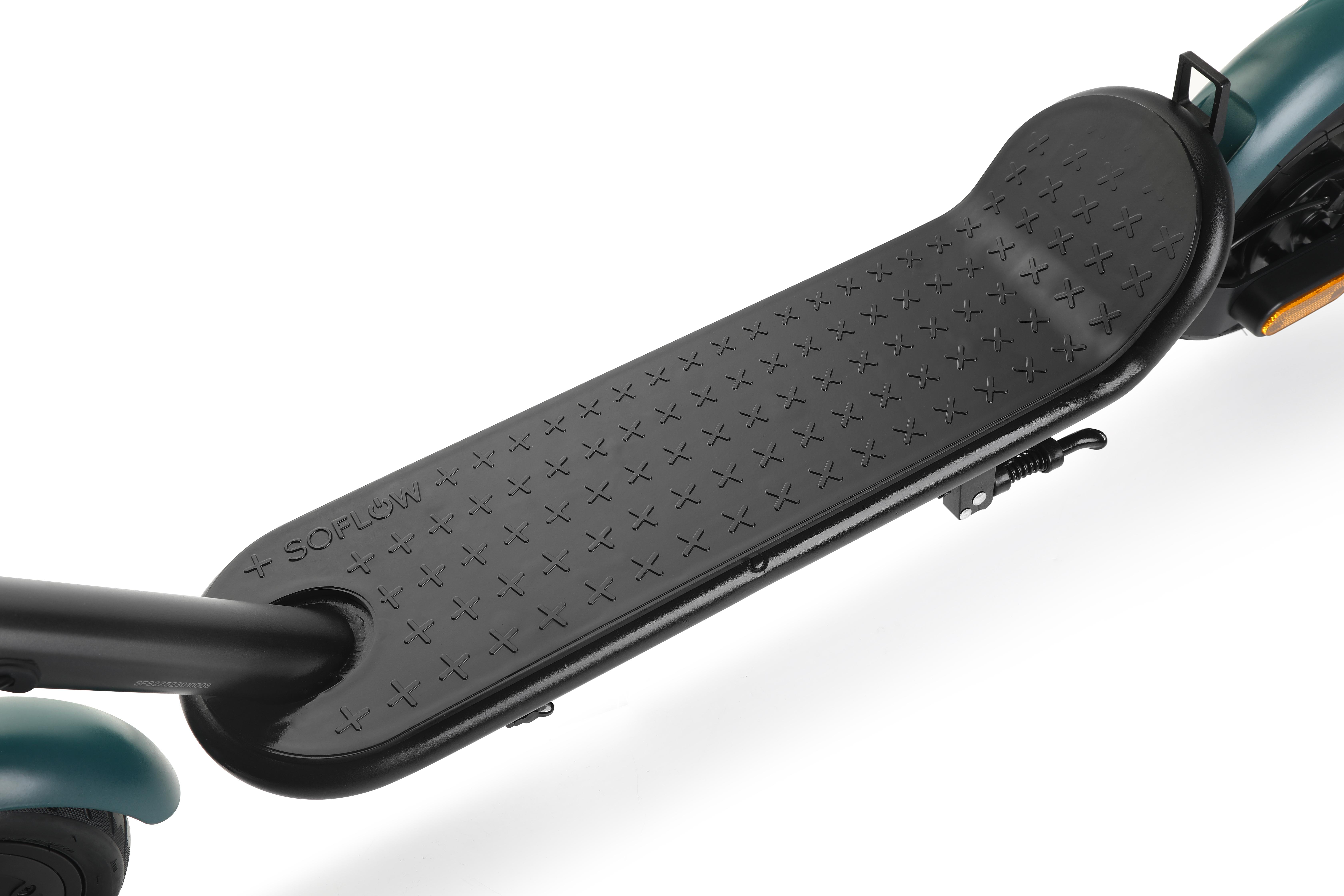 Schwarzes Rollerdeck mit dem Wort SOFLOW. Schwarze strukturierte Oberfläche. Weißer Hintergrund.
