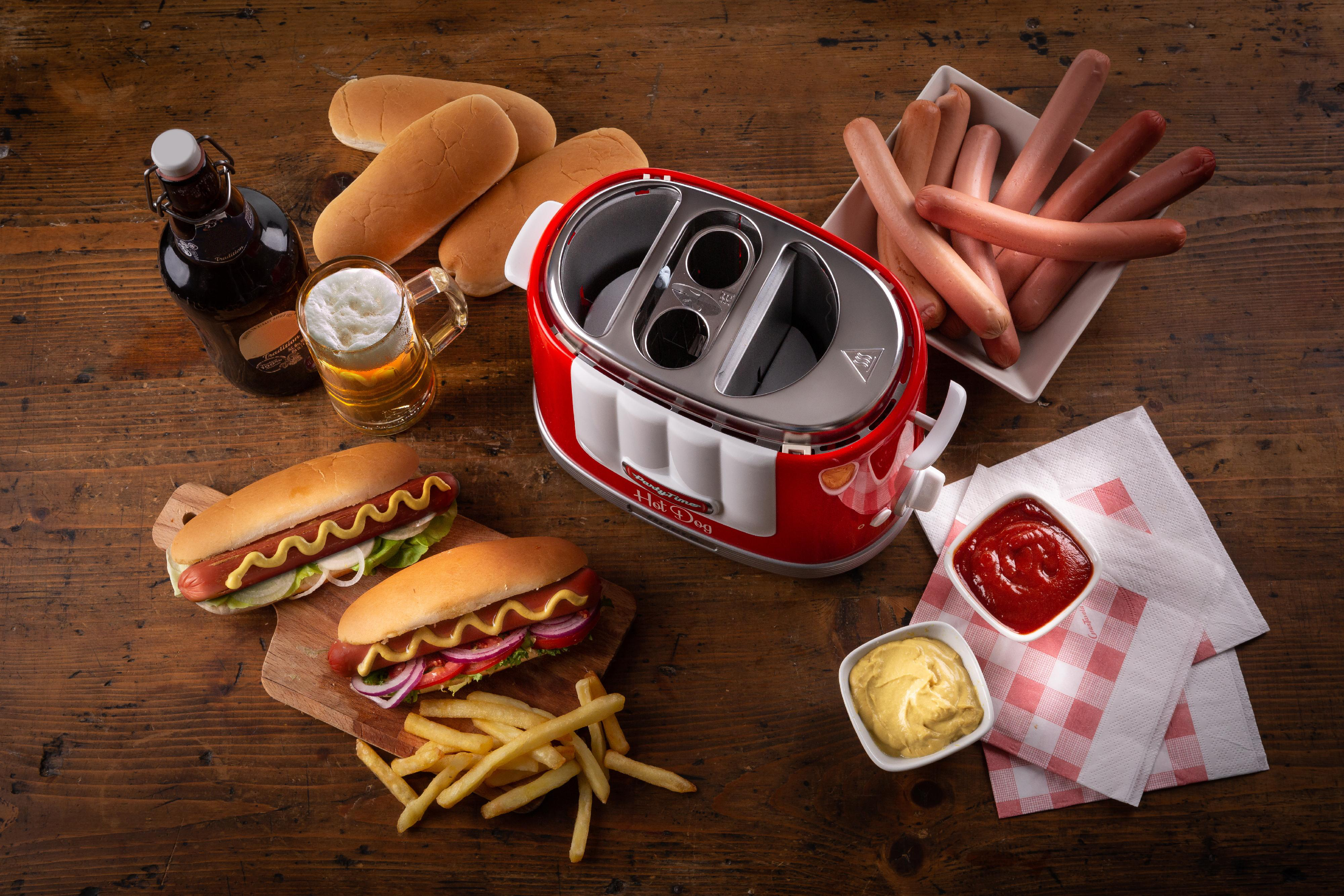 Ein Hotdog-Maker mit Würstchen, Brötchen, Bier, Senf und Ketchup.
