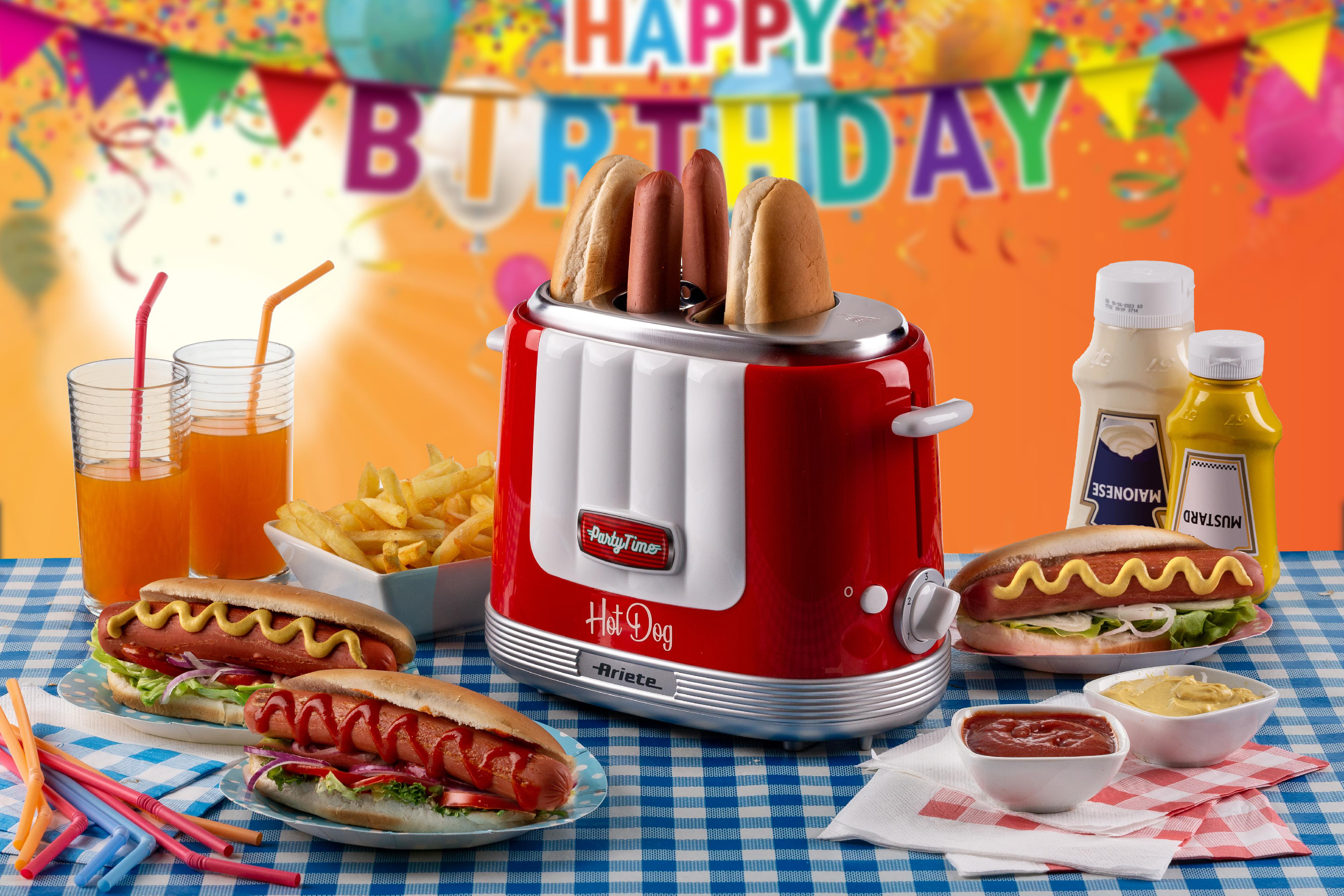 Hotdog-Toaster mit Hotdogs, Gewürzen und Getränken. Ein Happy-Birthday-Banner ist im Hintergrund.