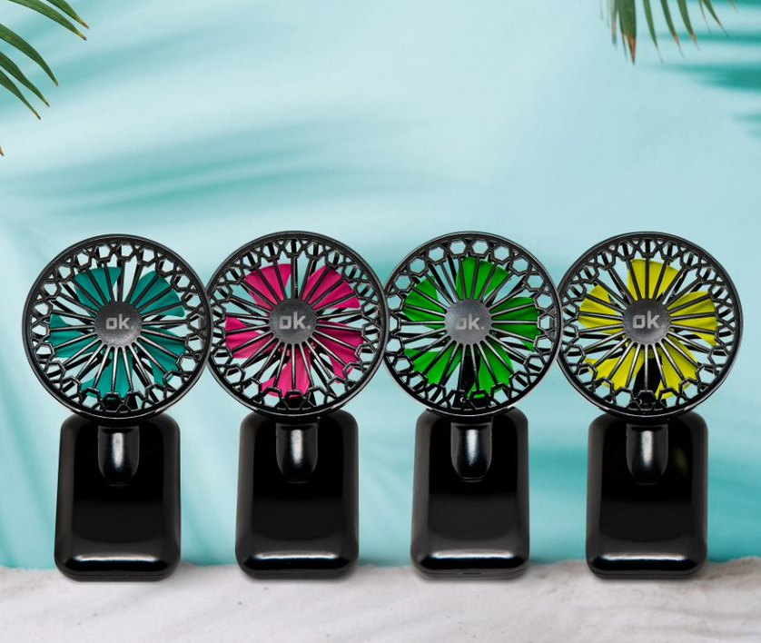 Négy fekete mini ventilátor, különböző színű lapátokkal. Kék háttér.