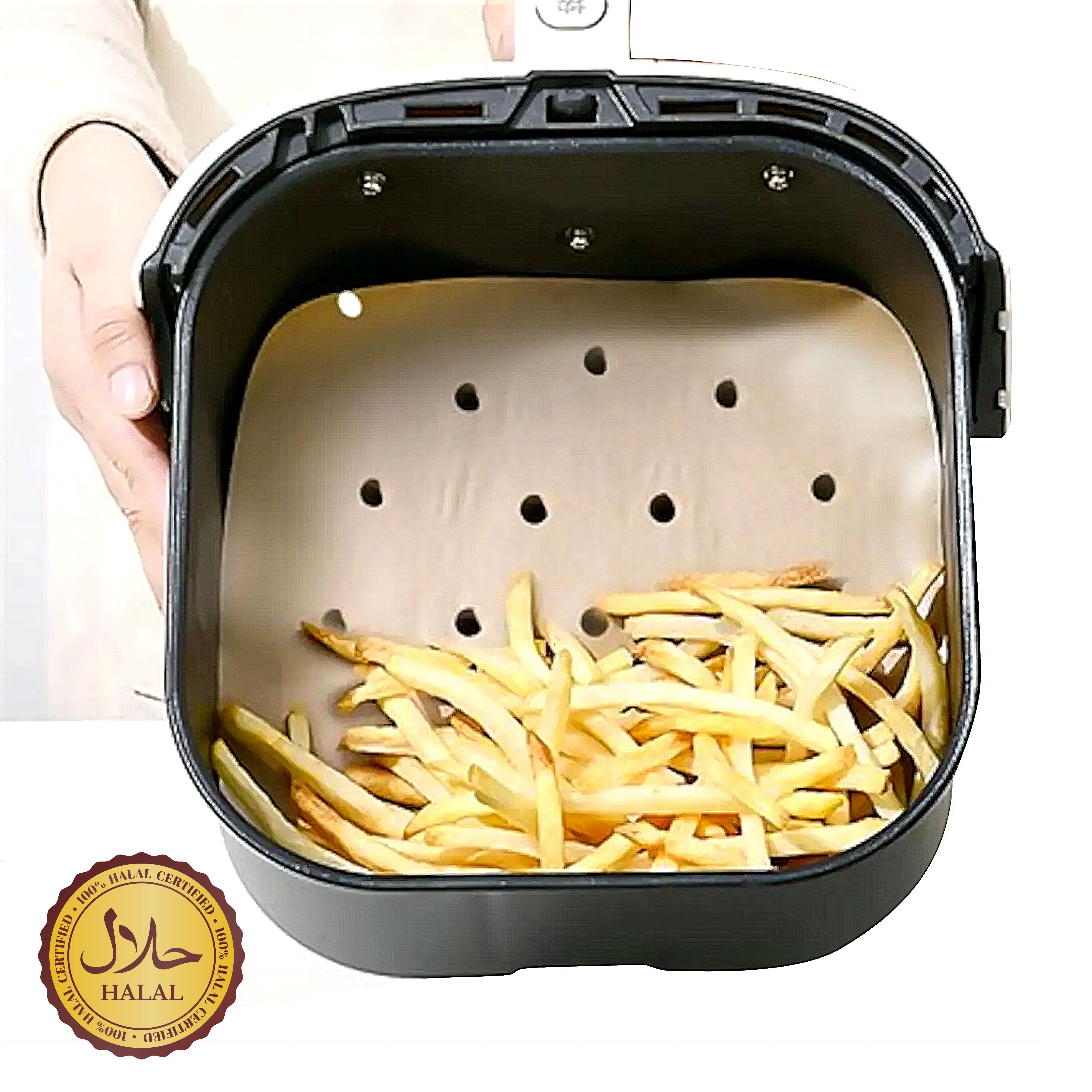 Patates kızartması ve Helal sertifikalı bir etiket ile bir hava fritözü sepeti.