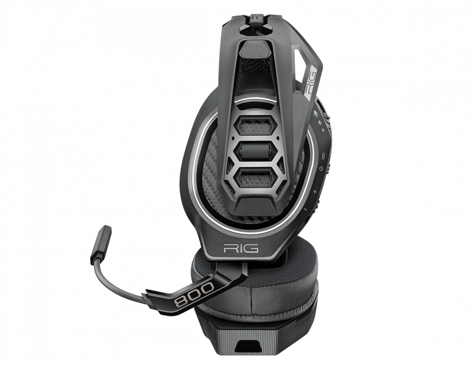 Auriculares para juegos negros sobre una superficie negra.