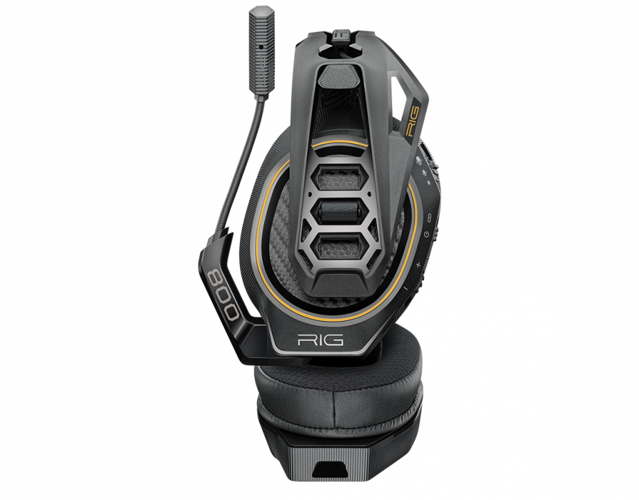 Auriculares para juegos con micrófono y diseño negro y amarillo, sobre fondo negro.