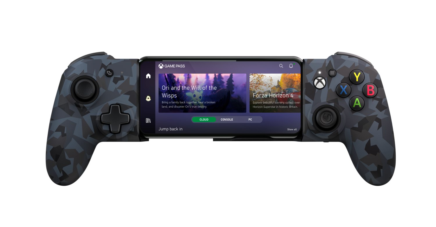 Controlador con patrón de camuflaje con un teléfono adjunto, mostrando una interfaz de juego.