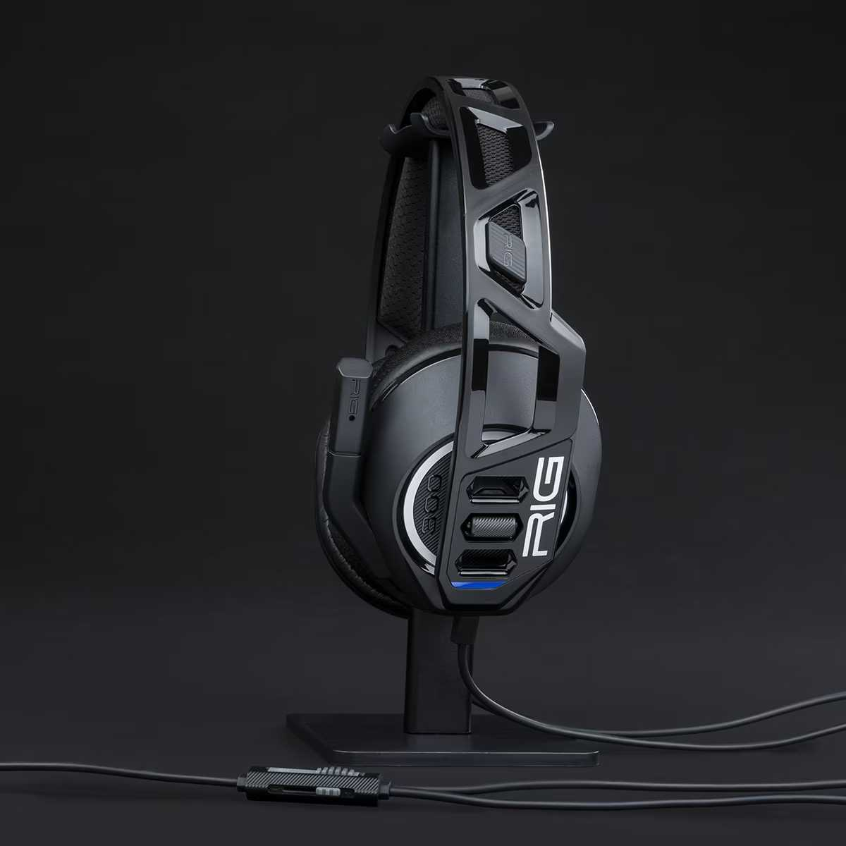 Auriculares RIG 800 PRO negros en un soporte. Cables y panel de control visibles.