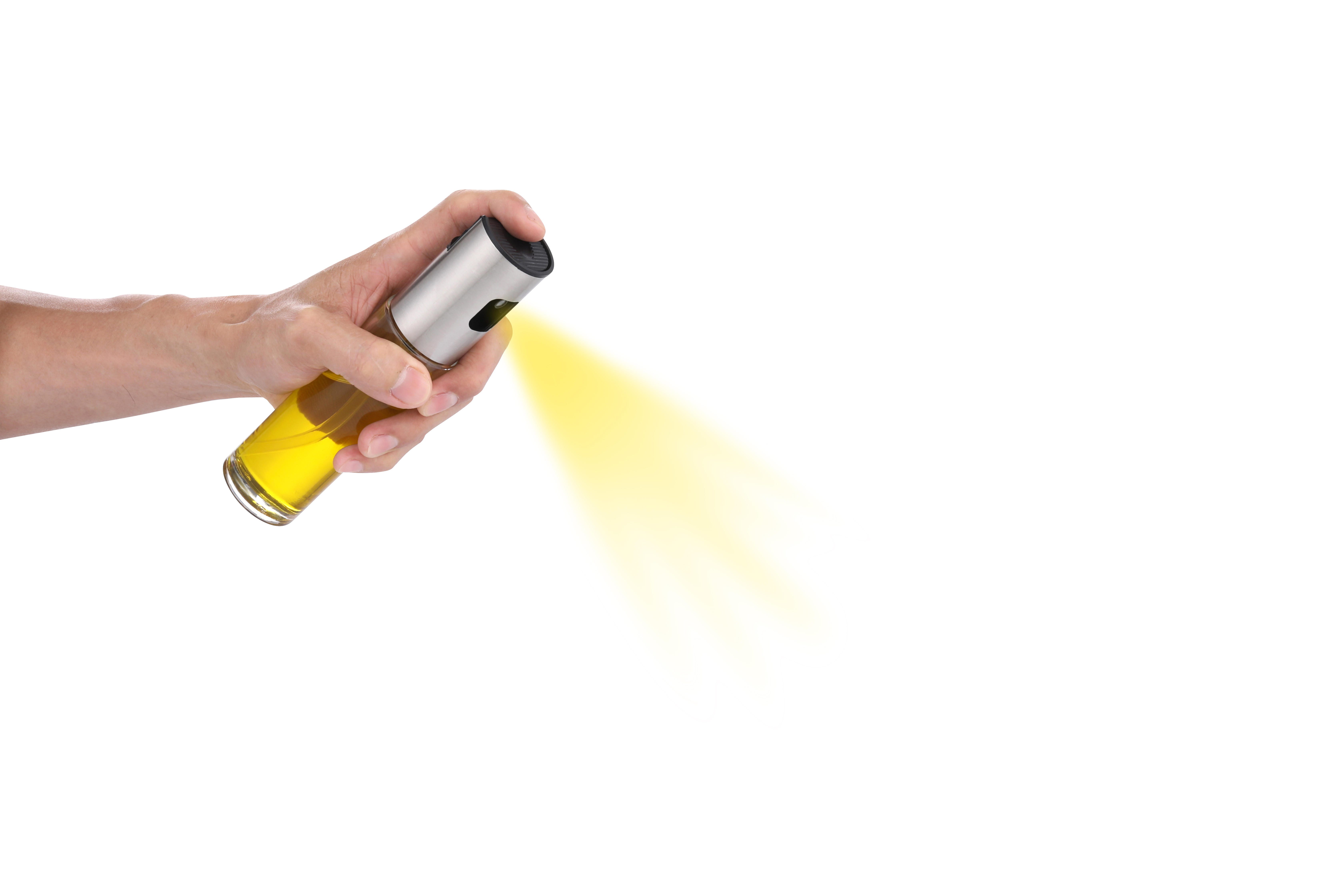Una mano sosteniendo una botella de vidrio, rociando aceite con un chorro amarillo, fondo blanco.