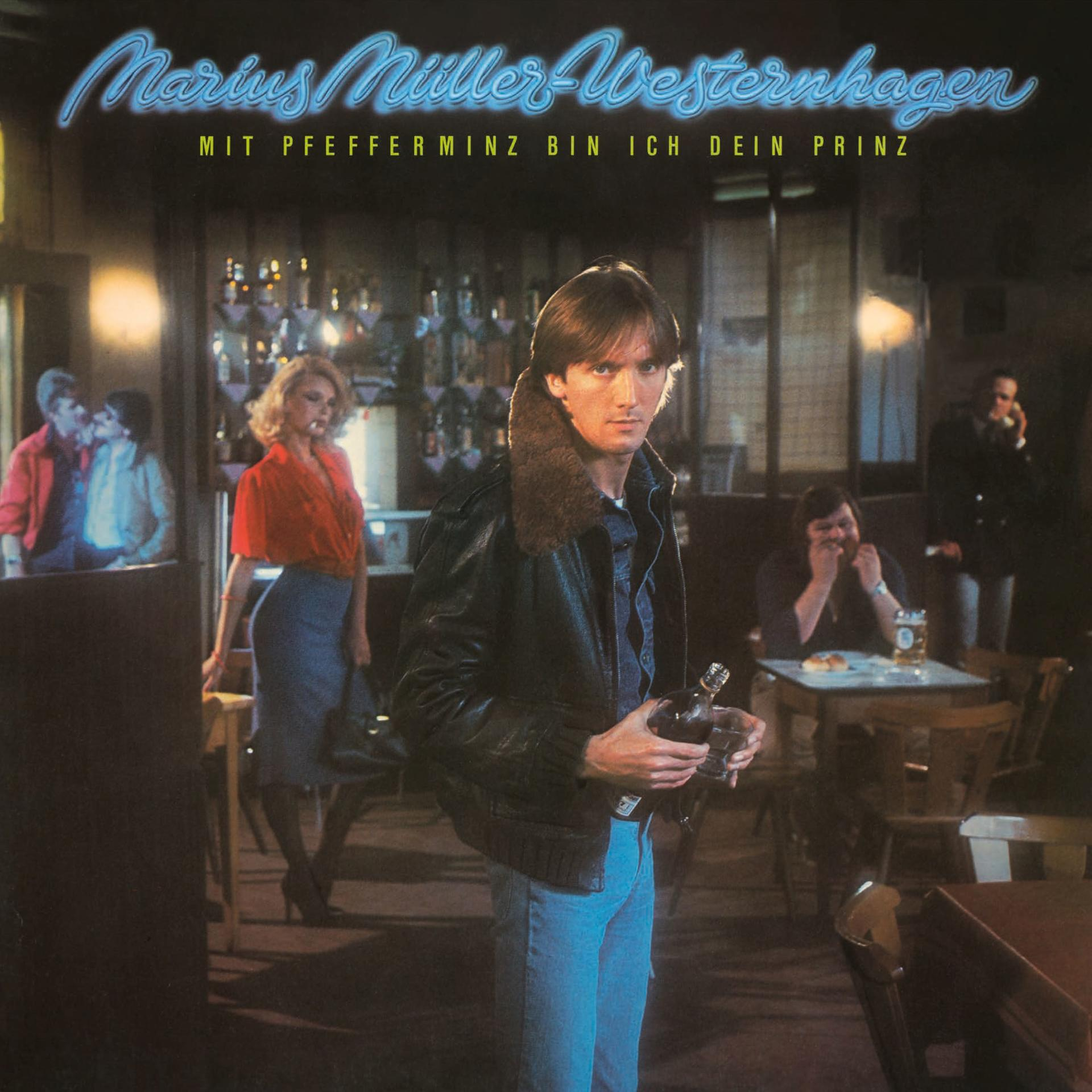 Albumcover mit einem Mann in einer Jacke, der eine Flasche in einer Bar hält.