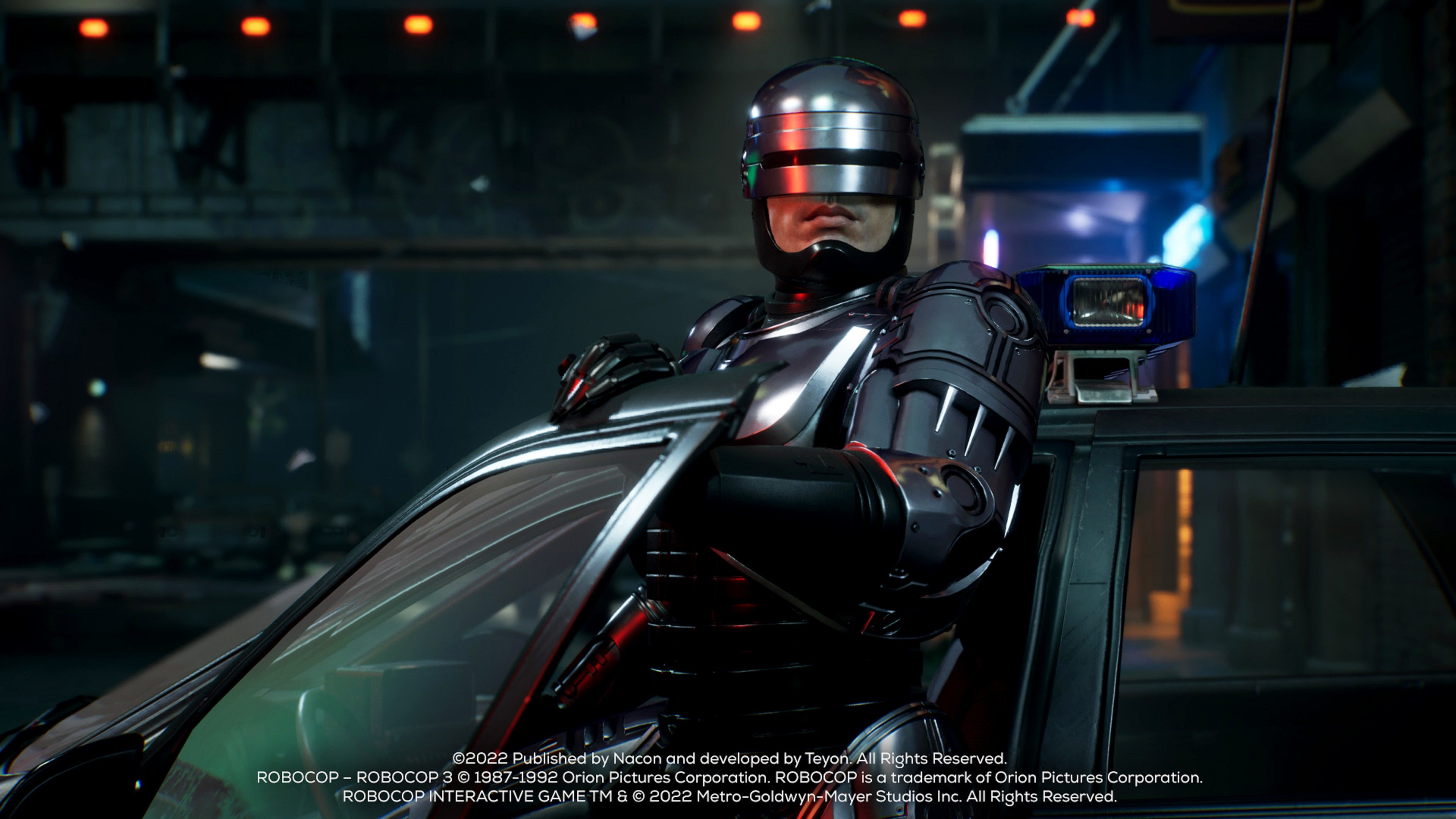Personnage de RoboCop appuyé sur une voiture de police, dans une ville la nuit.