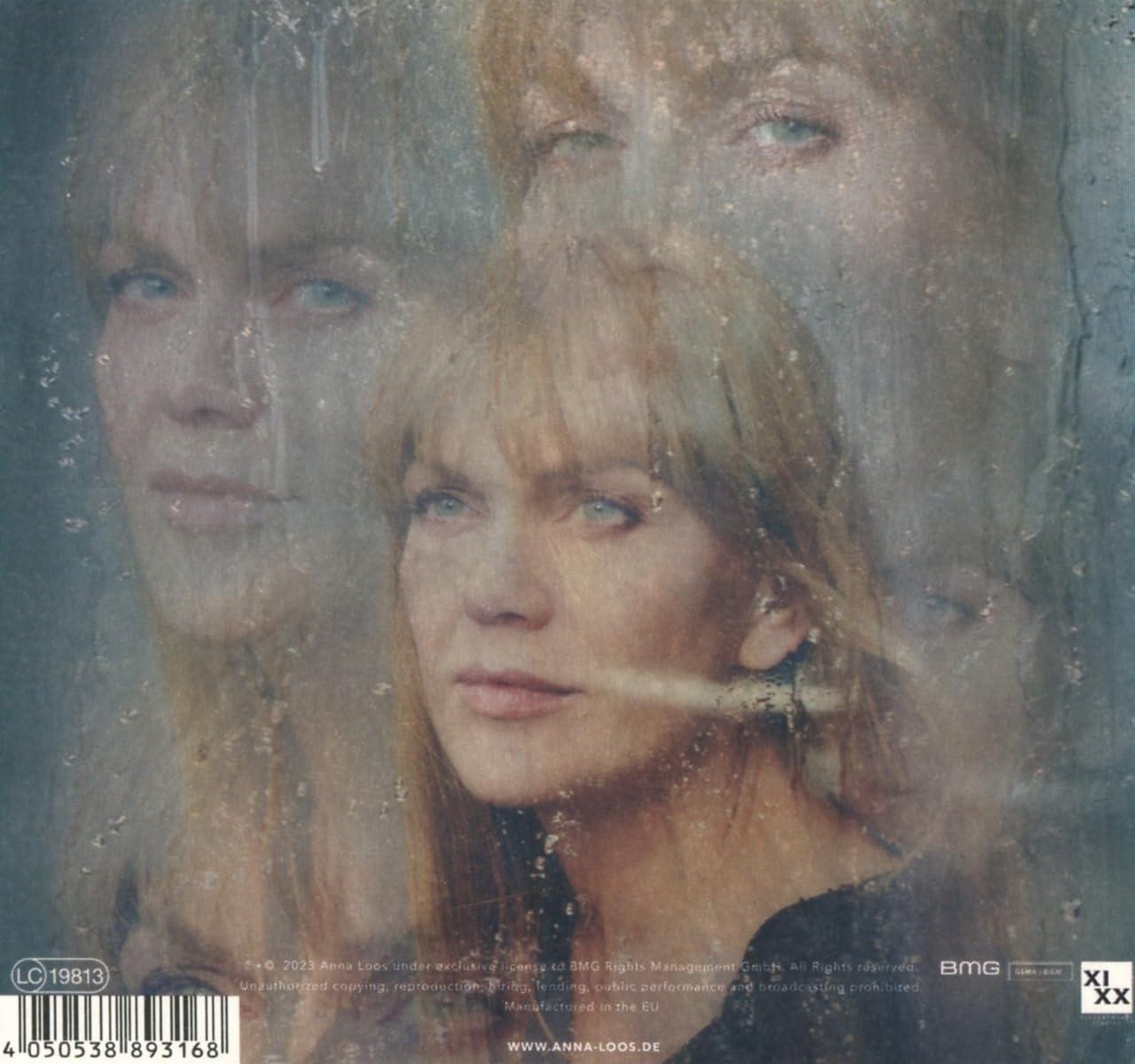 Albumcover mit mehreren Gesichtern einer Frau, weichem Licht und Textur.
