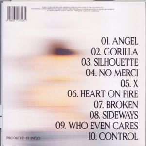 Album-Rückseite mit Trackliste, Barcode und verschwommenem Hintergrund.
