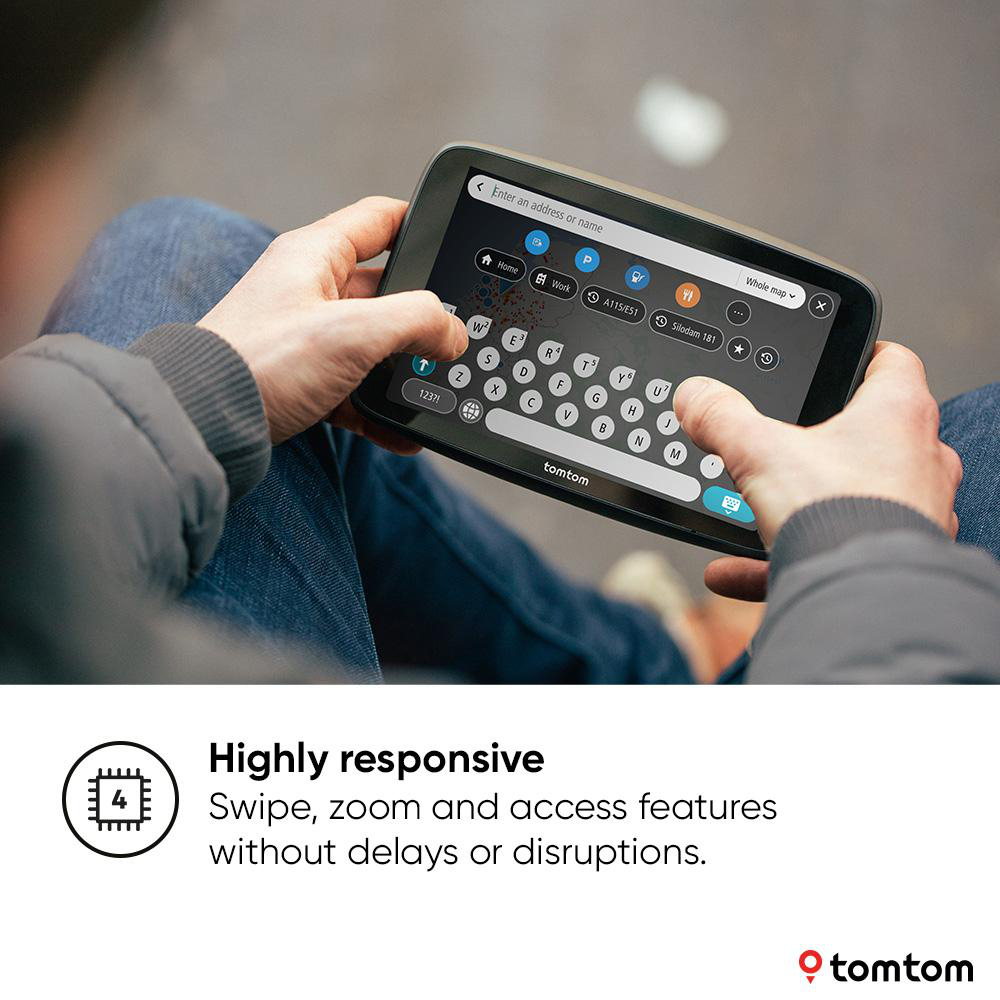 Hände, die ein Tablet verwenden, das eine Kartenschnittstelle mit Tastatur zeigt.