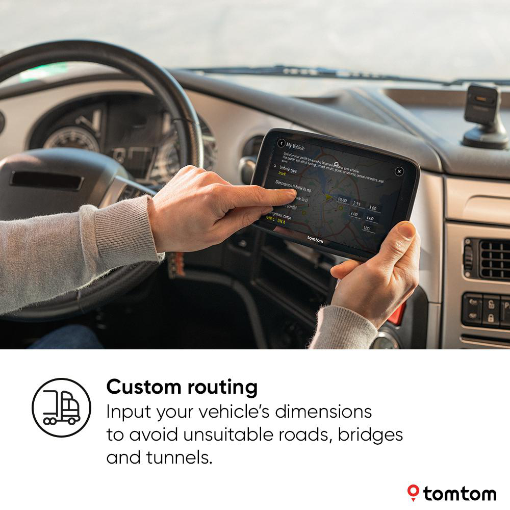 Person nutzt TomTom Navigationsgerät im Auto. Text: Benutzerdefiniertes Routing.
