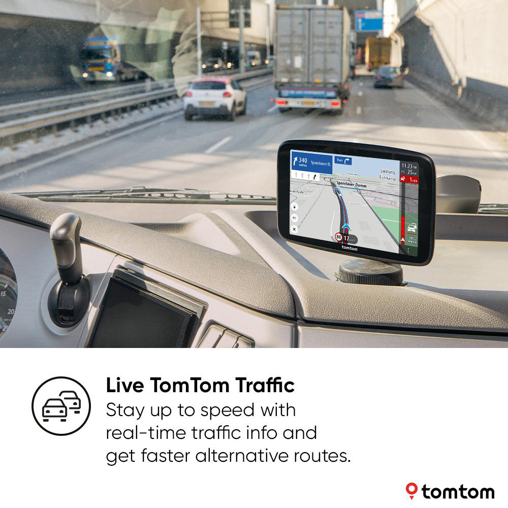 Armaturenbrett mit TomTom-Navigation, zeigt die Route, mit LKWs und Autos auf der Autobahn.