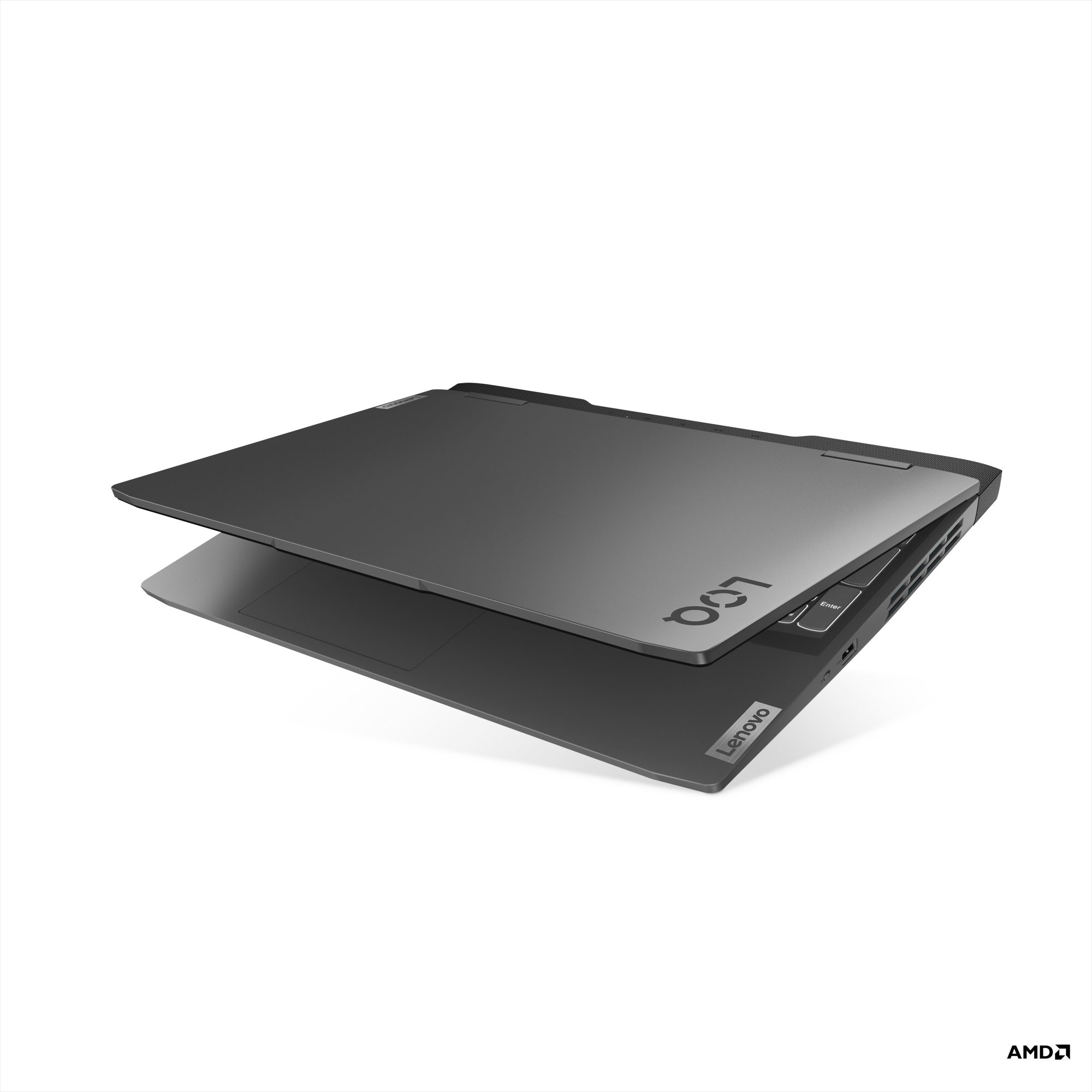 Kısmen açık, koyu gri dizüstü bilgisayar. Üstte Lenovo logosu. Beyaz arka plan.