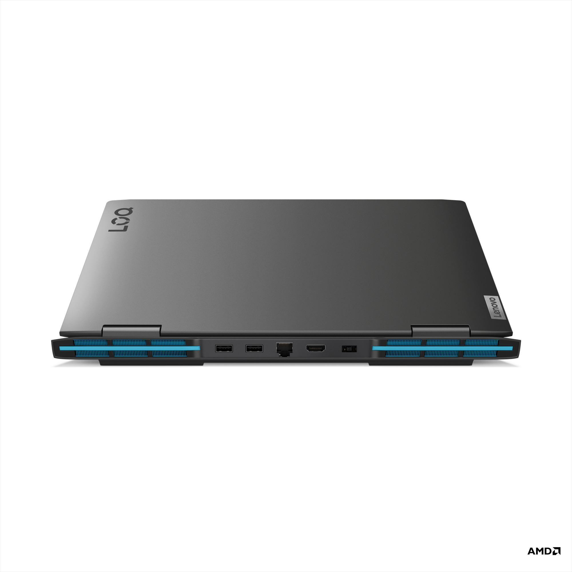Kapalı kapaklı siyah bir Lenovo dizüstü bilgisayar. Dizüstü bilgisayar beyaz bir yüzeyde. Lenovo logosu görünür.