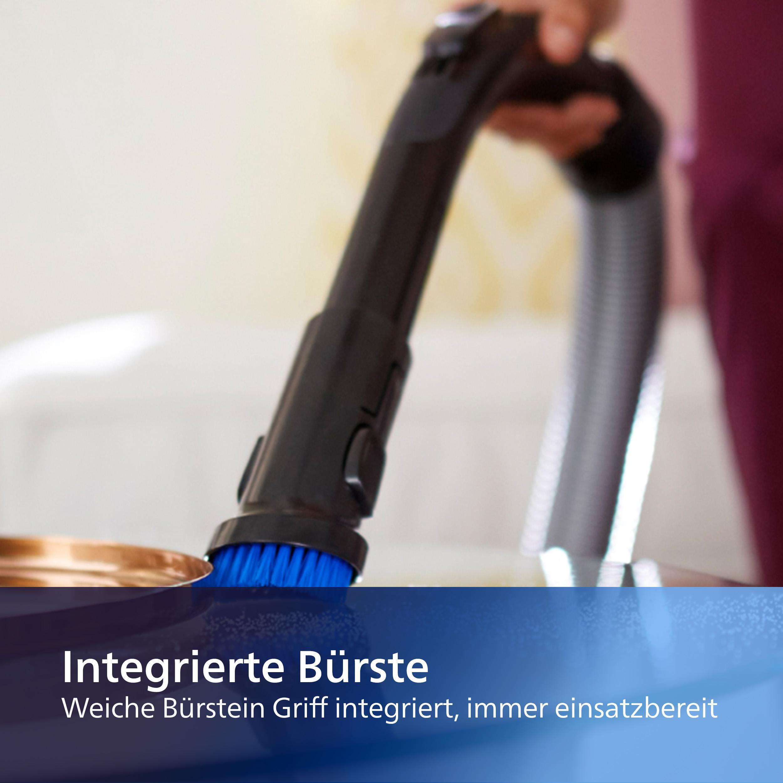 Eine Person benutzt einen Staubsauger mit integrierter Bürste. Text: Integrierte Bürste.