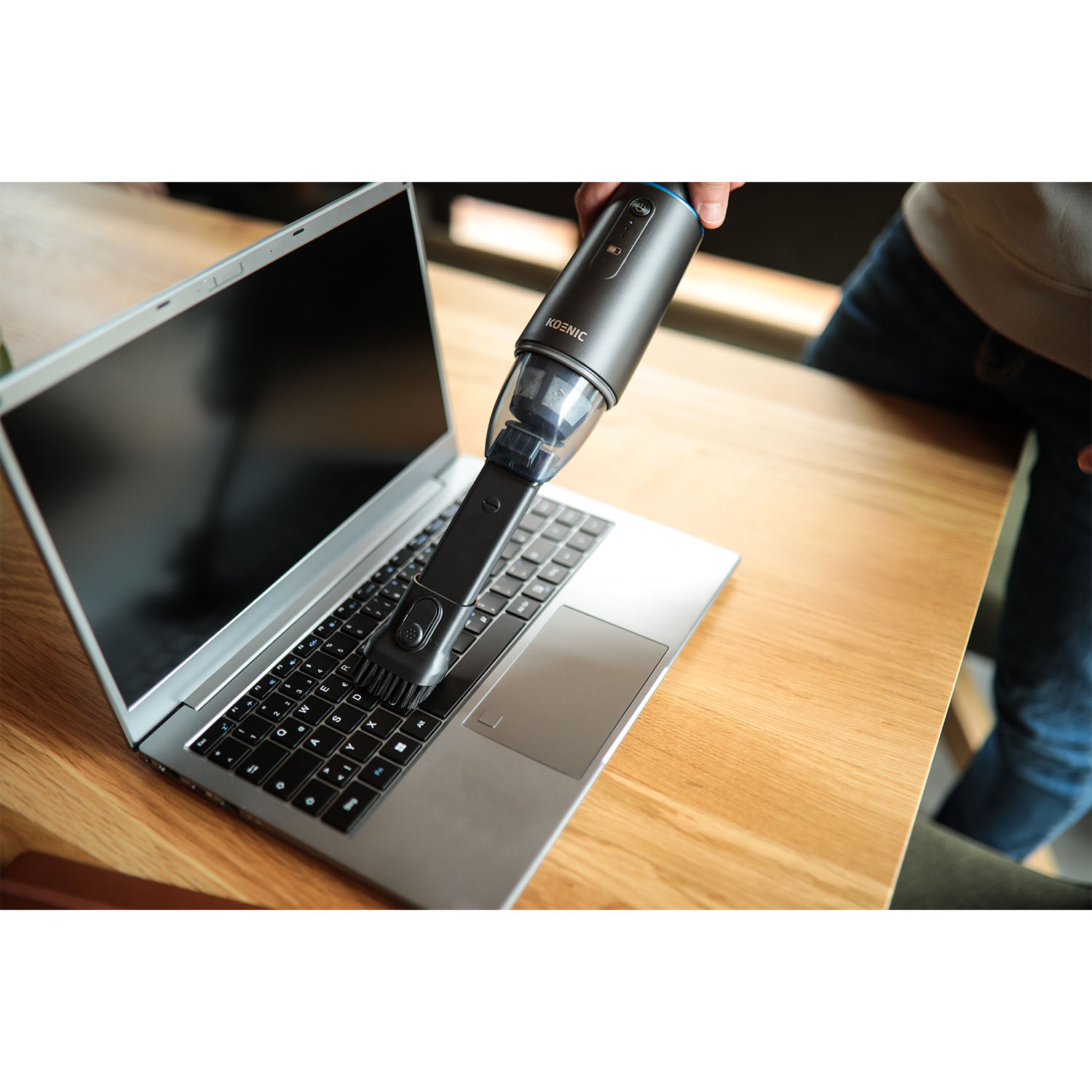 Aspirapolvere utilizzato per pulire la tastiera di un laptop.